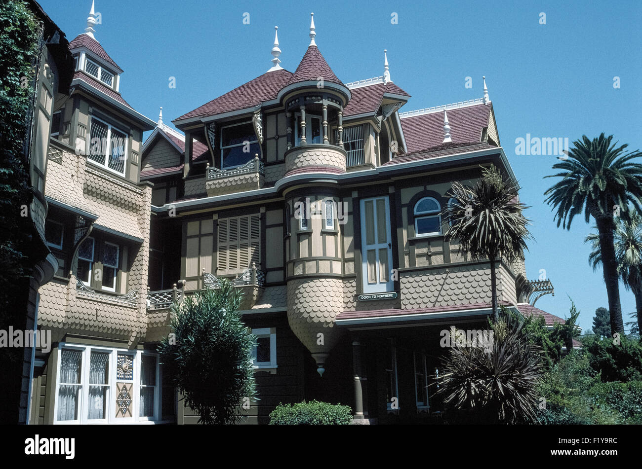 On croit être hanté par les fantômes, la Winchester Mystery House est un manoir victorien tentaculaire qui attire les touristes à San Jose, Californie, USA. Sarah Winchester, riche héritière de la célèbre compagnie d'armes à feu, a commencé sa construction en 1884 pour apaiser les esprits des personnes qui auraient été tués par les fusils Winchester. Elle a poursuivi sa construction randonnées résidence personnelle de façon anarchique pendant 38 ans. Parmi les curiosités de ce 161-prix residence sont escaliers qui mènent vers le plafond, et les portes qui s'ouvrent sur des murs ou d'aller nulle part (comme on le voit sur cette photo). Banque D'Images