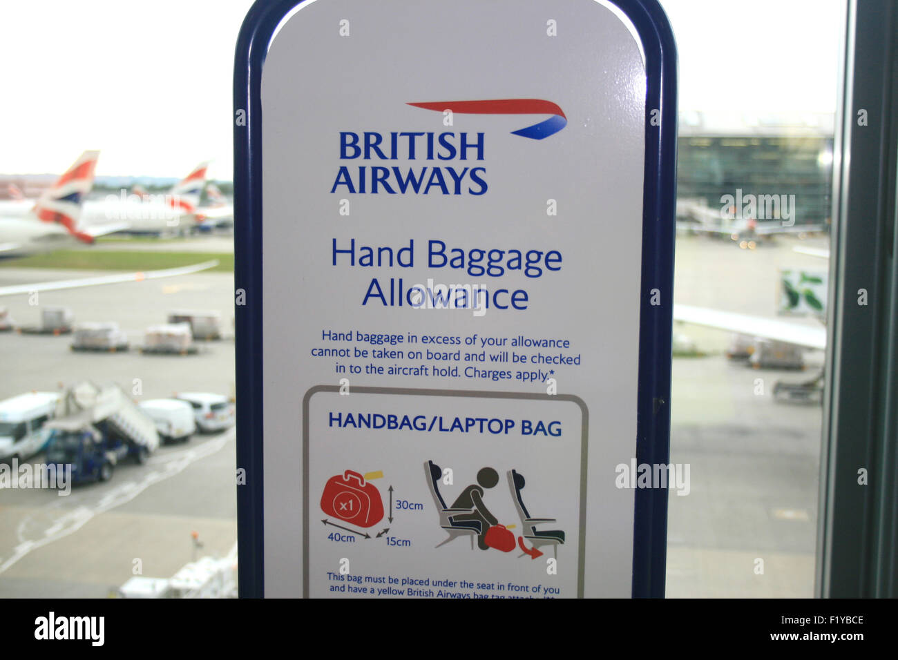 BRITISH AIRWAYS DE BAGAGE À MAIN 5 5 TERMINAL Photo Stock - Alamy