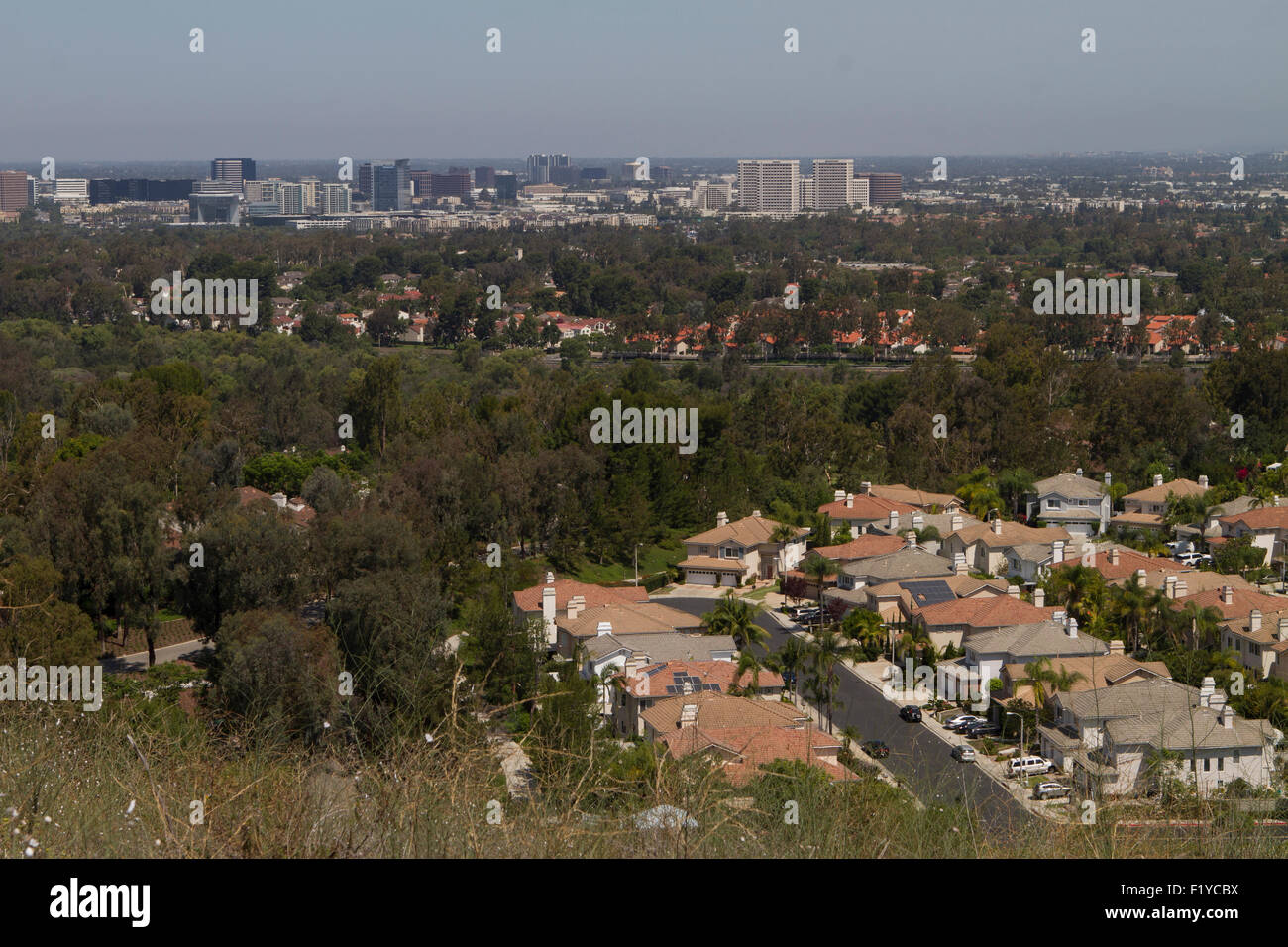 La ville d'Irvine en arrière-plan dans cette vue de l'Orange County Californie du Sud USA Banque D'Images