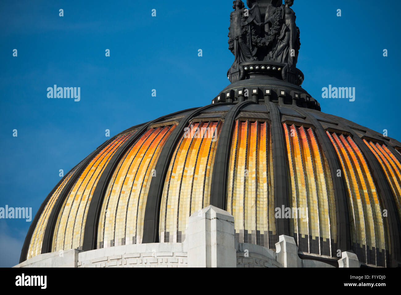 Palacio de Bellas Artes Dôme carrelé Mexico // MEXICO CITY, Mexique — le dôme carrelé distinctif du Palacio de Bellas Artes crée une silhouette saisissante sur les gratte-ciel de Mexico. Achevé en 1934, ce centre culturel de premier plan combine les styles architecturaux Art Nouveau et Art déco et abrite le théâtre national du Mexique, l'opéra et plusieurs musées importants. La construction du bâtiment a commencé en 1904 sous la direction de l'architecte italien Adamo Boari et a été achevée par l'architecte mexicain Federico Mariscal après une longue interruption due à la Révolution mexicaine. L'emplacement du palais au th Banque D'Images