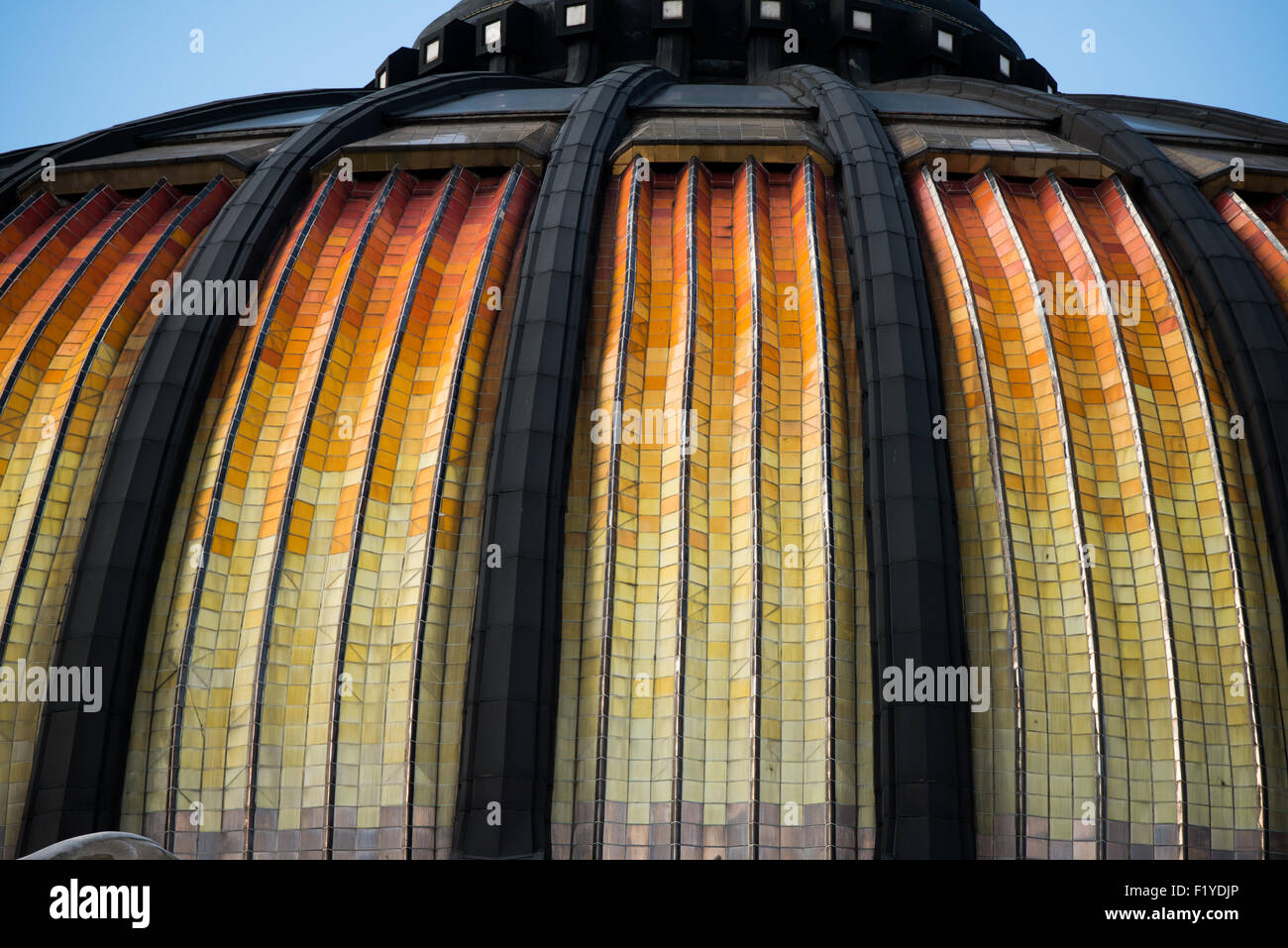 Palacio de Bellas Artes Dôme carrelé Mexico // MEXICO CITY, Mexique — le dôme carrelé jaune et orange distinctif du Palacio de Bellas Artes crée une silhouette saisissante sur les gratte-ciel de Mexico. Achevé en 1934, ce centre culturel de premier plan combine les styles architecturaux Art Nouveau et Art déco et abrite le théâtre national du Mexique, l'opéra et plusieurs musées importants. L'emplacement du bâtiment à la lisière du parc Alameda Central, près du Zócalo, le place au cœur du Centro Histórico de Mexico. Le palais est l'un des lieux les plus importants du Mexique pour l'amende Banque D'Images