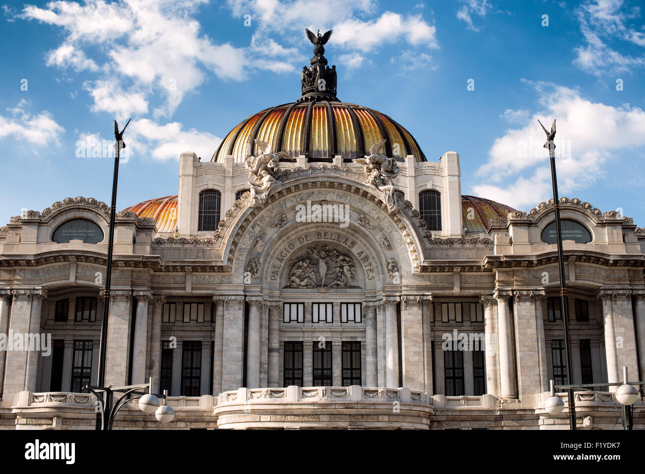 Palacio de Bellas Artes Dome Mexico // MEXICO, Mexique — le Palacio de Bellas Artes, achevé en 1934, est situé à la limite orientale du parc central d'Alameda, près de la Zócalo. Ce centre culturel de premier plan se distingue par ses dômes carrelés colorés et son mélange de styles architecturaux. Le bâtiment est le lieu le plus important du Mexique pour les arts de la scène et les événements culturels. Le palais abrite à la fois le Théâtre National et le Musée des Beaux-Arts, accueillant opéra, ballet, concerts et expositions d'art. Conçu par l'architecte italien Adamo Boari et complété par une arche mexicaine Banque D'Images