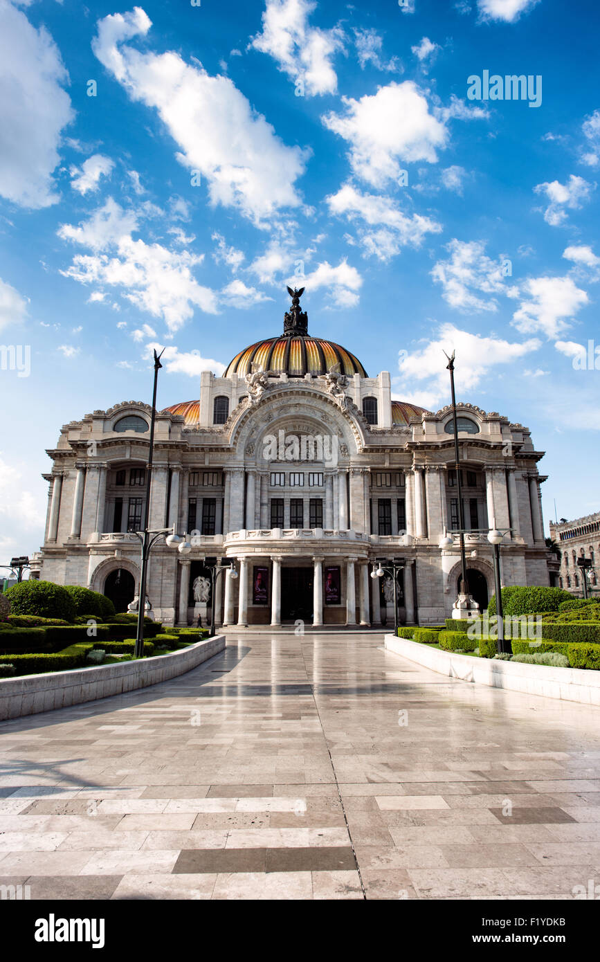 Palacio de Bellas Artes Mexico // MEXICO, Mexique — le Palacio de Bellas Artes, achevé en 1934, est situé à l'extrémité est du parc central d'Alameda, près de la Zócalo. Ce centre culturel de premier plan se distingue par ses dômes carrelés colorés et son mélange de styles architecturaux. Le bâtiment est le lieu le plus important du Mexique pour les arts de la scène et les événements culturels. Le palais abrite à la fois le Théâtre National et le Musée des Beaux-Arts, accueillant opéra, ballet, concerts et expositions d'art. Conçu par l'architecte italien Adamo Boari et complété par l'architecte mexicain Banque D'Images