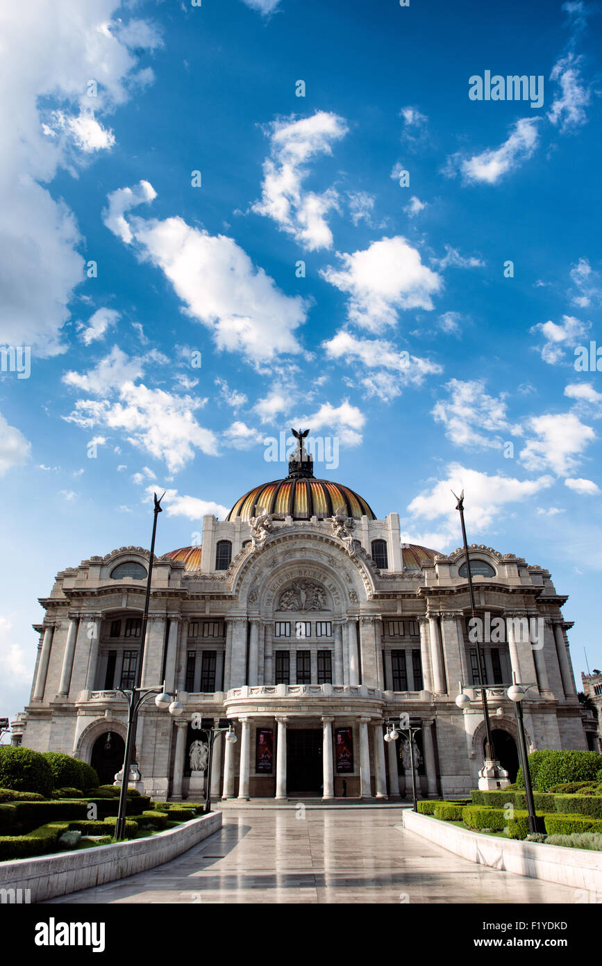 Palacio de Bellas Artes Mexico // MEXICO CITY, MEXICO — le Palacio de Bellas Artes, achevé en 1934, est situé à l'extrémité est du parc central d'Alameda, près du Zócalo. Ce centre culturel de premier plan se distingue par ses dômes carrelés colorés et son mélange de styles architecturaux. Le bâtiment est le lieu le plus important du Mexique pour les arts de la scène et les événements culturels. Le palais abrite à la fois le Théâtre National et le Musée des Beaux-Arts, accueillant opéra, ballet, concerts et expositions d'art. Conçu par l'architecte italien Adamo Boari et complété par l'architecte mexicain Federi Banque D'Images