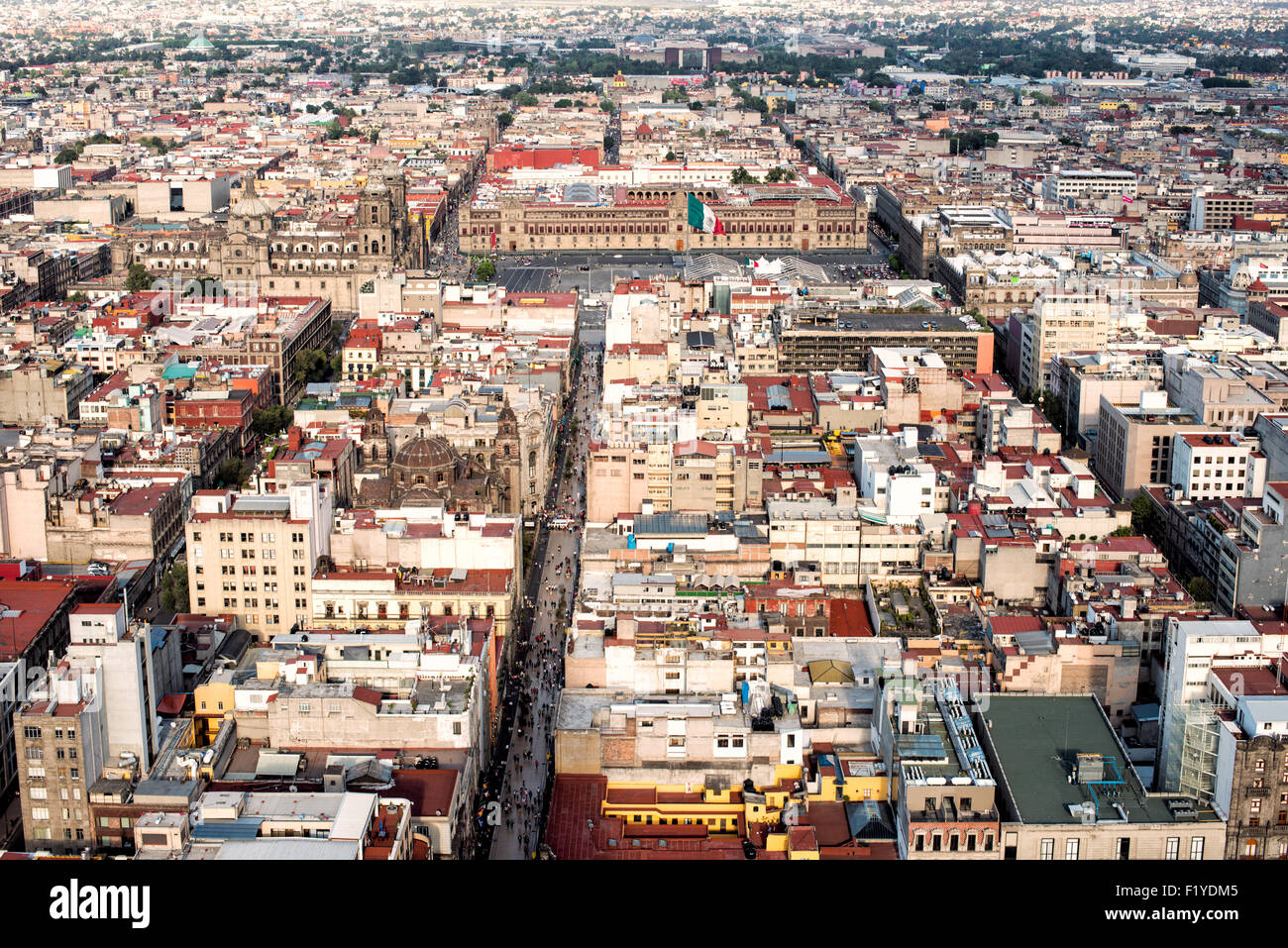 MEXICO, Mexique — vue aérienne de Mexico, présentant le paysage urbain tentaculaire du sommet de la Torre Latinoamericana. Ce gratte-ciel emblématique, autrefois le plus haut d'Amérique latine, offre des perspectives inégalées sur l'étendue vaste et la grille urbaine complexe de la ville. Banque D'Images