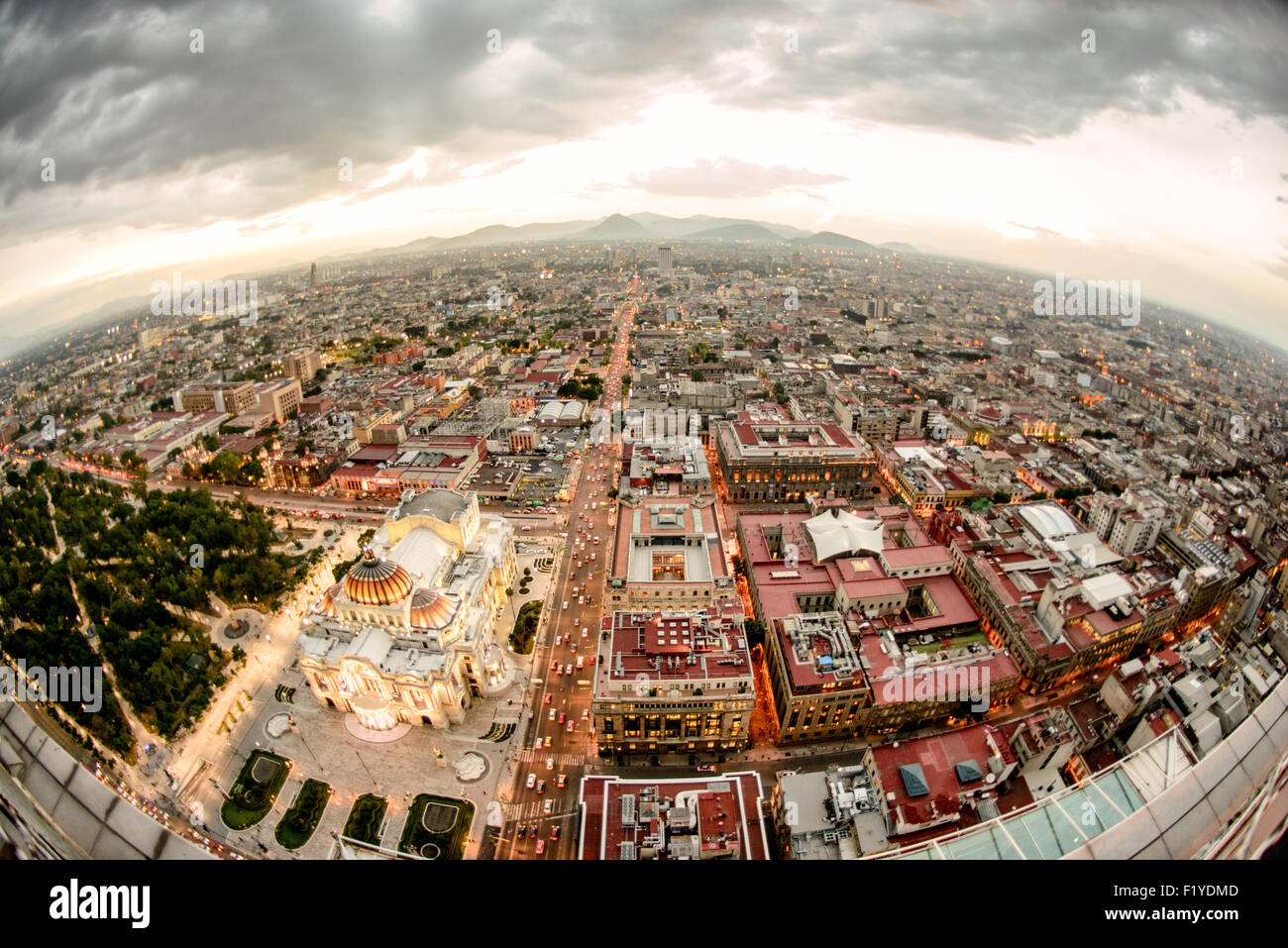 MEXICO, Mexique — vue aérienne de Mexico, présentant le paysage urbain tentaculaire du sommet de la Torre Latinoamericana. Ce gratte-ciel emblématique, autrefois le plus haut d'Amérique latine, offre des perspectives inégalées sur l'étendue vaste et la grille urbaine complexe de la ville. Banque D'Images