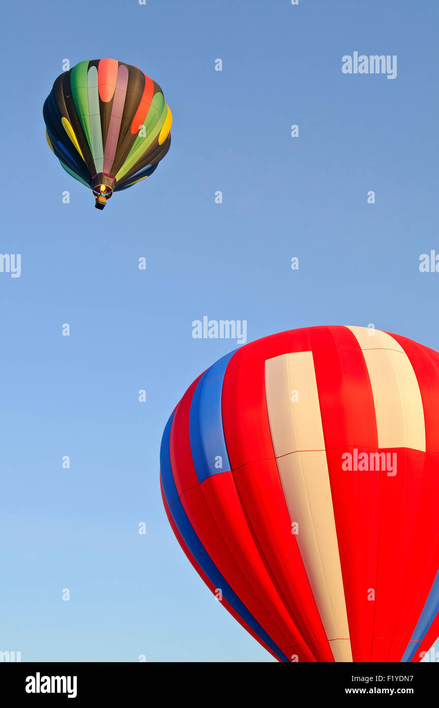 Ballon à air chaud,volant,bleu,rouge,Sky Banque D'Images