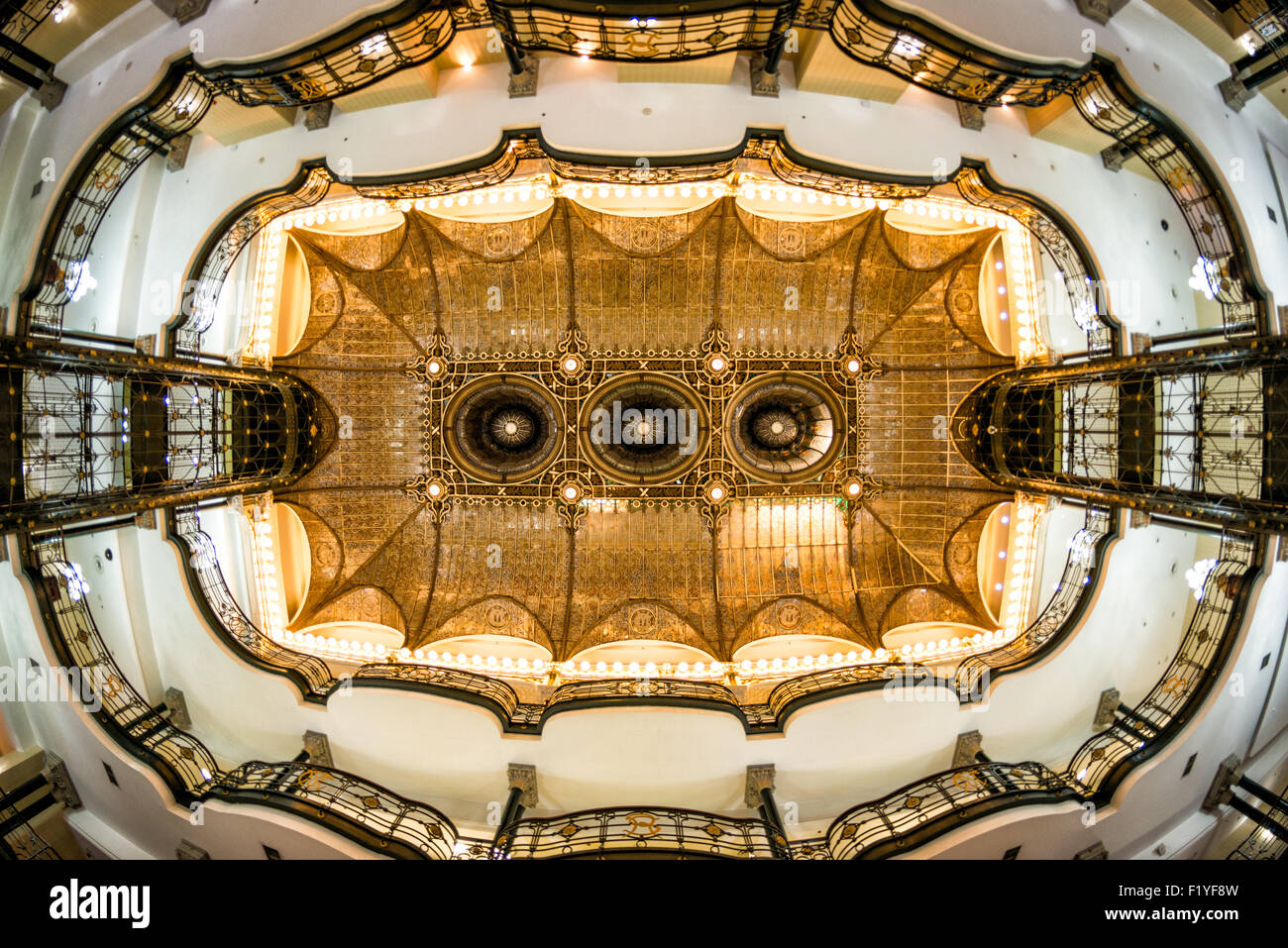 MEXICO CITY, Mexique - surplombant directement le plafond du hall principal orné de l'historique Gran Hotel Ciudad de Mexico, avec son architecture Art Nouveau et son célèbre plafond de vitraux Tiffany, surplombe le Zocalo au cœur du centre historique de Mexico. Banque D'Images