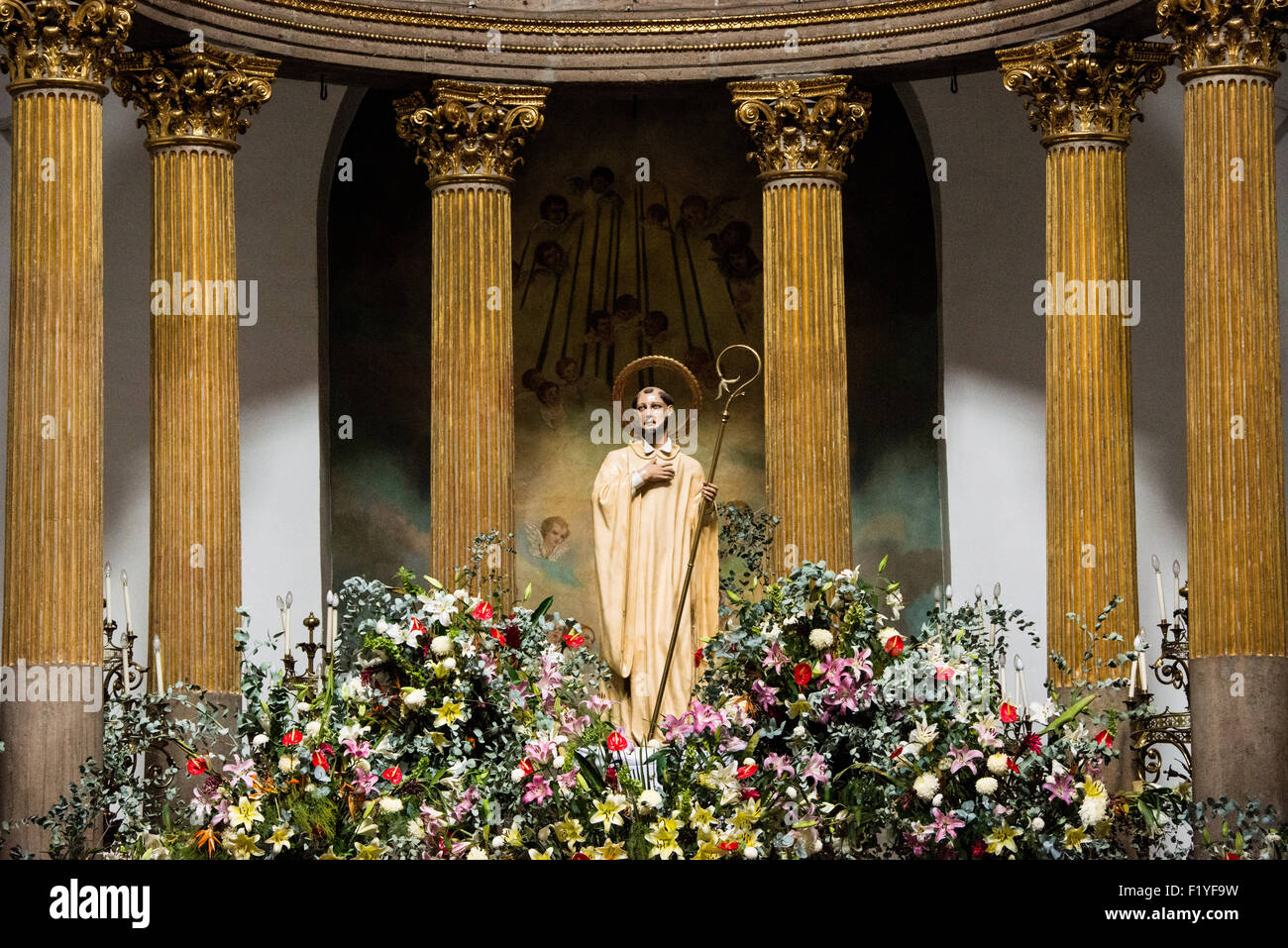 MEXICO, Mexique — Une statue de Saint Bernard de Clairvaux, entourée de fleurs fraîches, se dresse au centre du maître-autel néoclassique de l'Iglesia de San Bernardo. Le fondateur cistercien du XIIe siècle et docteur de l'Église est honoré dans cette église du XVIIe siècle près de Zocalo à Mexico. La décoration combine statuaire catholique traditionnelle avec des arrangements floraux élaborés. Cette œuvre d'art religieux représente le saint homonyme de l'église et démontre des pratiques de dévotion continues. Banque D'Images