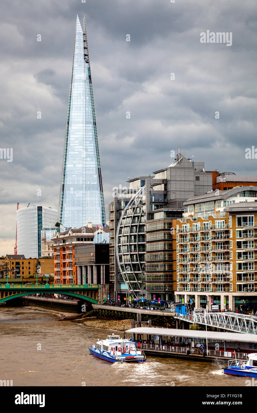 Le Shard, La Tamise et propriétés riveraines, Londres, Angleterre Banque D'Images
