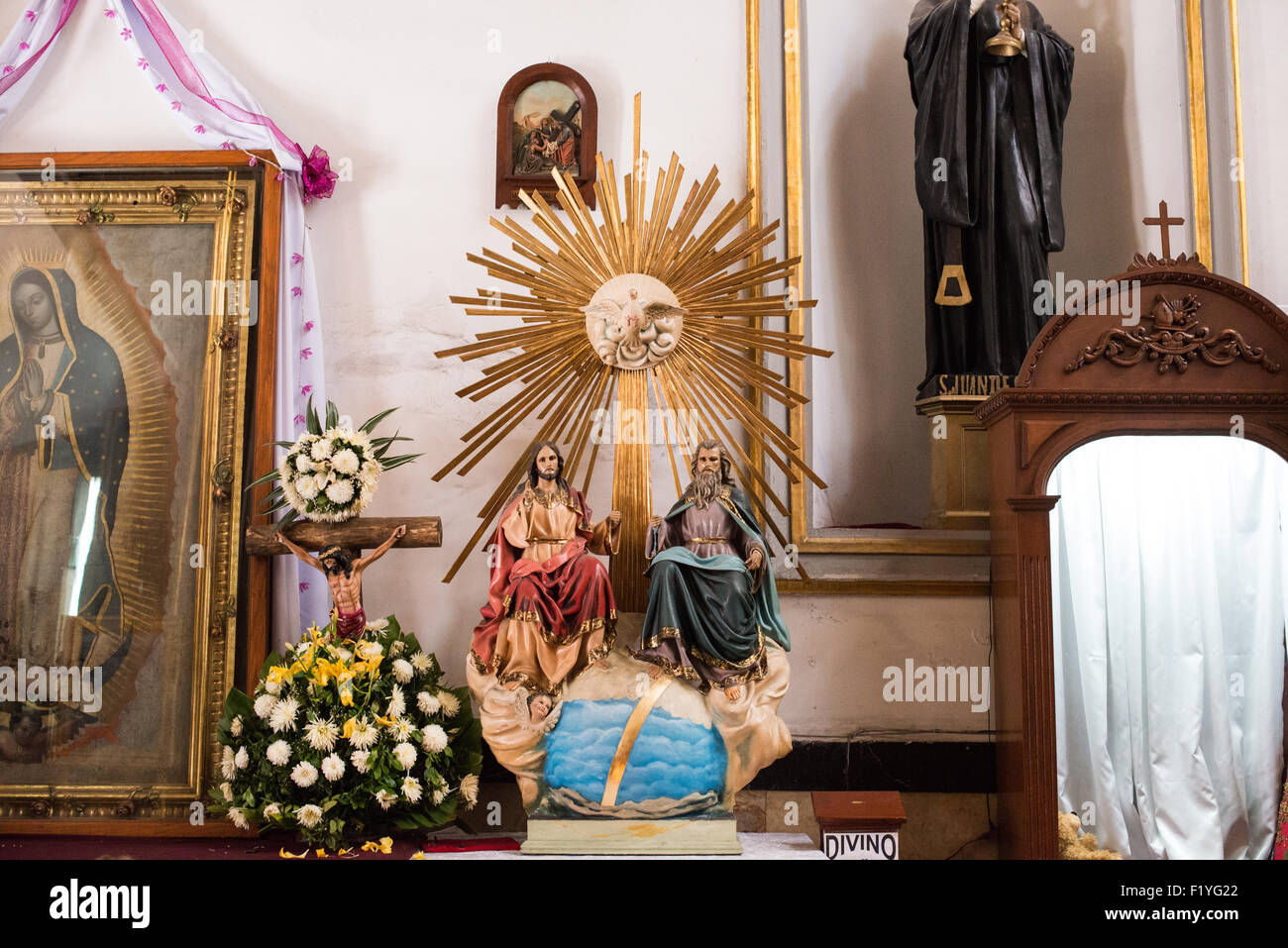 Art religieux de l'Iglesia de San Bernardo Mexico // MEXICO CITY, Mexique — des œuvres d'art religieux bordent les murs de la nef de l'Iglesia de San Bernardo, présentant diverses sculptures, figures et peintures qui reflètent le patrimoine colonial de l'église. L'église, construite entre 1685-1687 dans le cadre du Convento del Dulcísimo nombre de María del Glorioso San Bernardo, conserve une collection d'art religieux couvrant plusieurs siècles. Ces éléments décoratifs représentent l'ornementation traditionnelle de l'église catholique typique de l'architecture religieuse coloniale mexicaine. L'église de style baroque, situé Banque D'Images