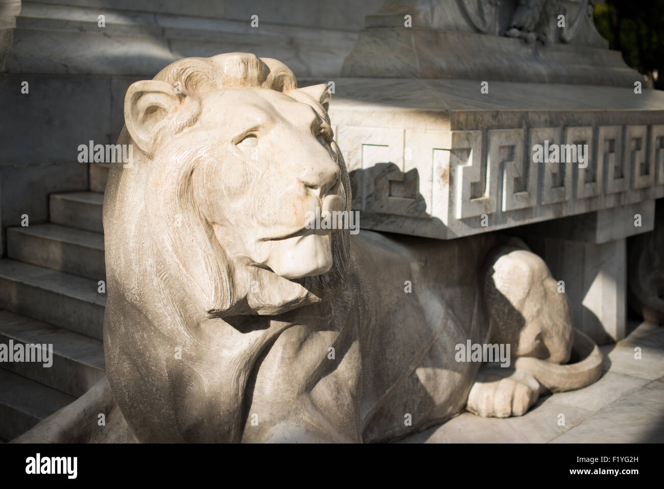 Monument Benito Juárez sculpture de lion Mexico // MEXICO CITY, MEXICO — sculpture de lion en marbre placée à la base du monument à Benito Juárez à Alameda Central. Le monument rend hommage à l'ancien président mexicain qui a servi cinq mandats au cours du XIXe siècle et est largement crédité de la résistance à l'occupation française et de la modernisation du Mexique. Créé par le sculpteur italien Lazzaroni, le mémorial représente Juárez assis comme figure centrale, flanqué de sculptures allégoriques représentant la patrie, la justice tenant une torche de gloire et des lions positionnés à la base du piédestal. Le monume Banque D'Images