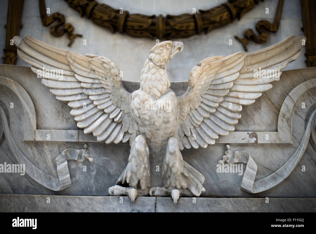 MEXICO, Mexique — Un monument à l'ancien président mexicain Benito Juárez, qui a servi au bureau cinq fois au cours du 19th siècle et a été largement reconnu pour sa résistance aux incursions françaises et à la modération du Mexique. Le monument se trouve à Alameda Central (centre commercial central), dans le quartier Centro Historico de Mexico, au Mexique. La statue principale, de la sculpture italienne Lazzaroni, montre Juárez assis. De chaque côté se trouvent des figures symboliques représentant la mère-patrie de couronnement, la justice avec une torche de gloire, et un couple de lions sur le siège du piédestal sur lequel ces pièces sont placées. Banque D'Images