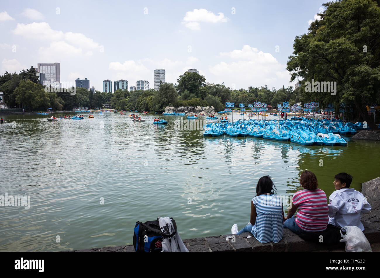 La VILLE DE MEXICO, MEXIQUE - bateaux à aube sur le lac en basque de Chapultepec, un grand parc public et populaire dans le centre de Mexico. Banque D'Images