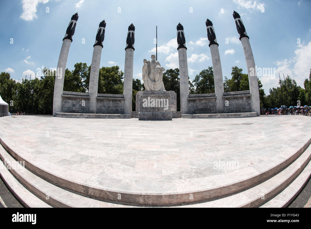 La VILLE DE MEXICO, MEXIQUE - l'autel a la Patria en basque de Chapultepec, un grand parc public et populaire dans le centre de Mexico. Le monument contient les restes de l'Niños Héroes et le général Felipe Santiago Xicoténcatl. Il a été conçu par le sculpteur Ernesto Tamariz et Arq. Enrique Aragon E et inaugurée le 27 septembre 1952. Sur le site sont tenues de cérémonies civiques et visites officielles de dirigeants d'autres pays laisse généralement des couronnes en hommage à l'histoire du Mexique. Banque D'Images