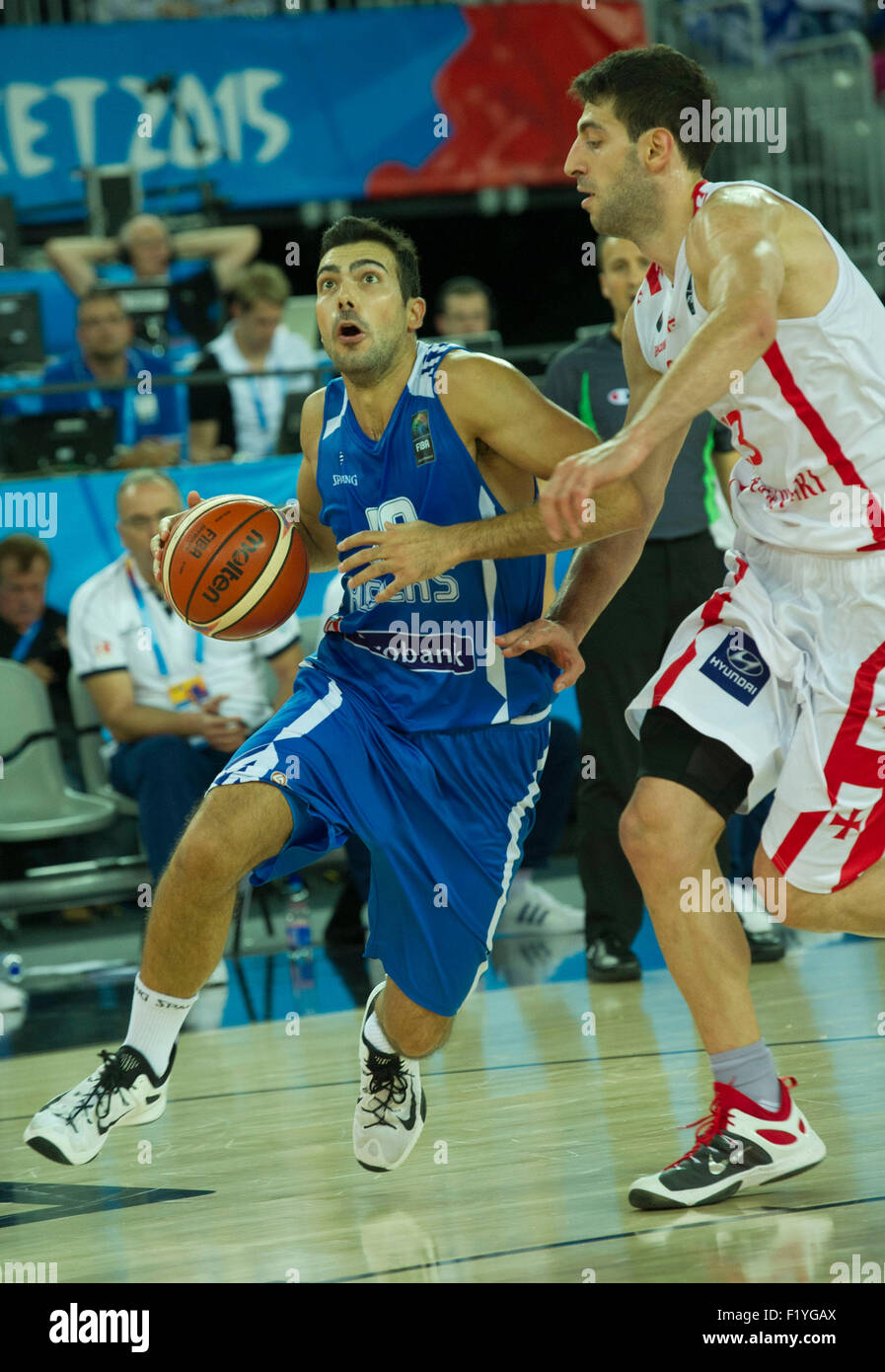 Zagreb, Croatie. Sep 8, 2015. Kostas Sloukas (L) de la Grèce le dispute à la Géorgie de Shengelia Riad Lazizi au cours de l'euro BASKET 2015 match du groupe C à l'Arena Zagreb à Zagreb, capitale de la Croatie, le 8 septembre 2015. La Grèce a gagné 79-68. © Lisanin Miso/Xinhua/Alamy Live News Banque D'Images