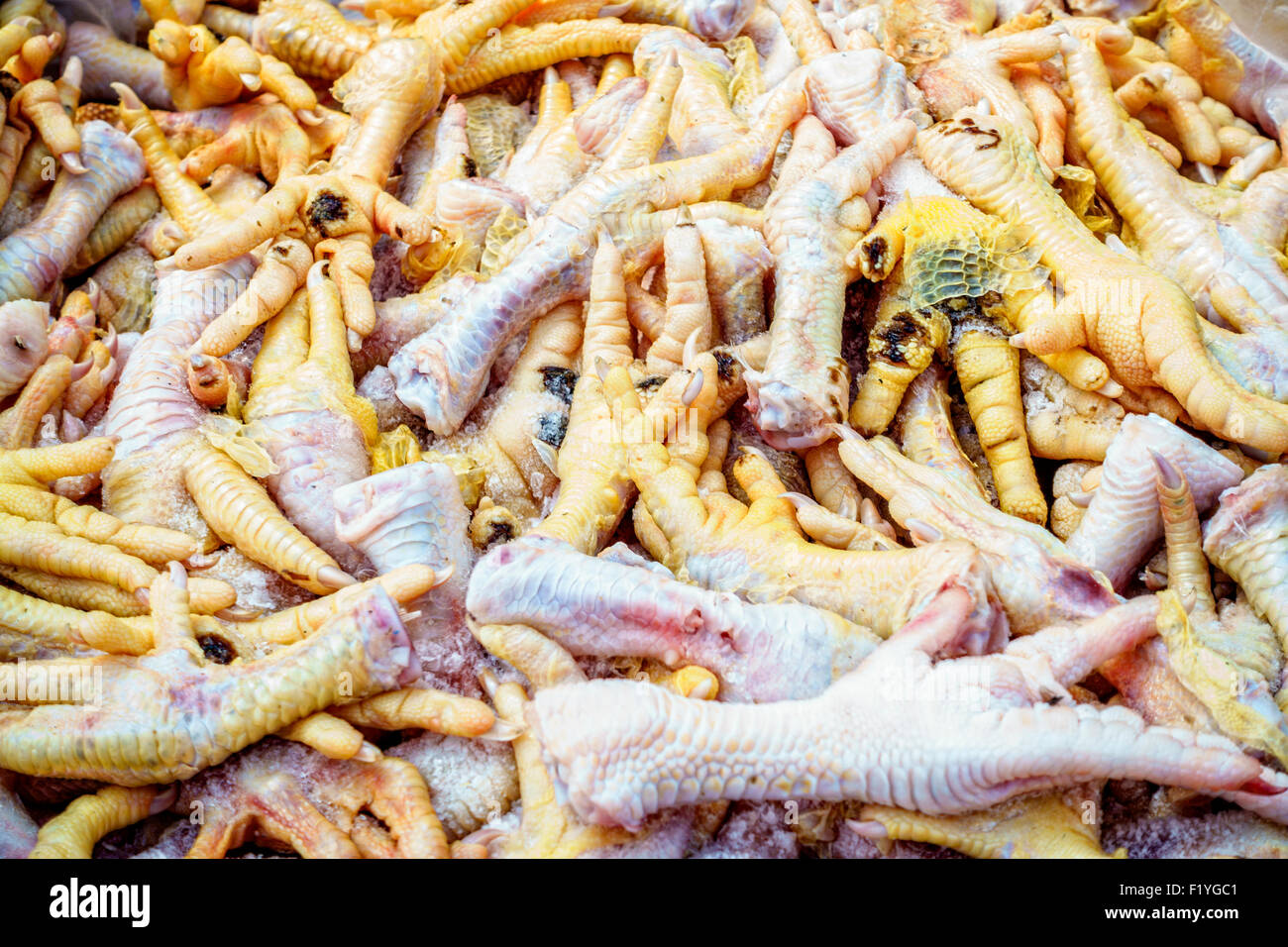 Pieds de poulet à vendre à un marché de producteurs à Piatigorsk, Russie Banque D'Images