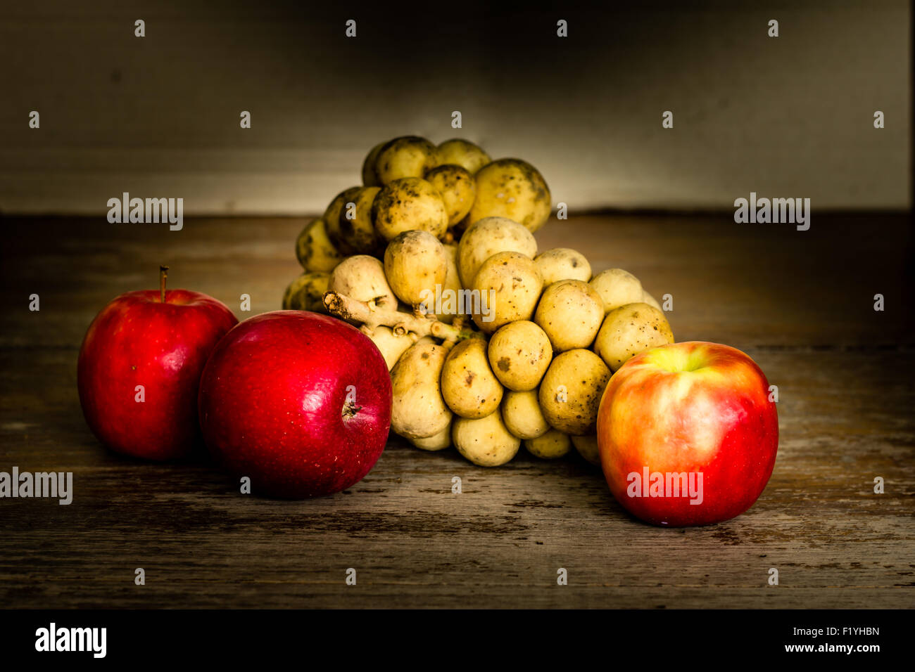Nature morte avec fruits sur la table Banque D'Images