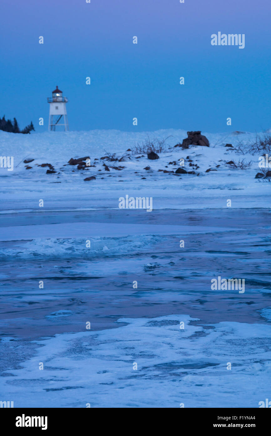 Coucher de soleil aux couleurs pastel sur Artist Point sur le lac Supérieur en hiver, Grand Marais, MN, USA Banque D'Images