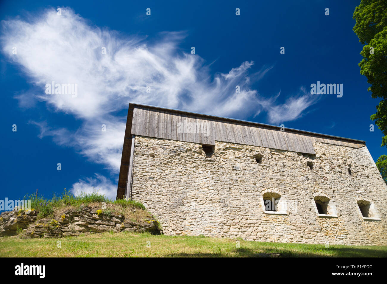 Abbaye de Padise contre ciel bleu à partir de la vue de dessous, en Estonie Banque D'Images