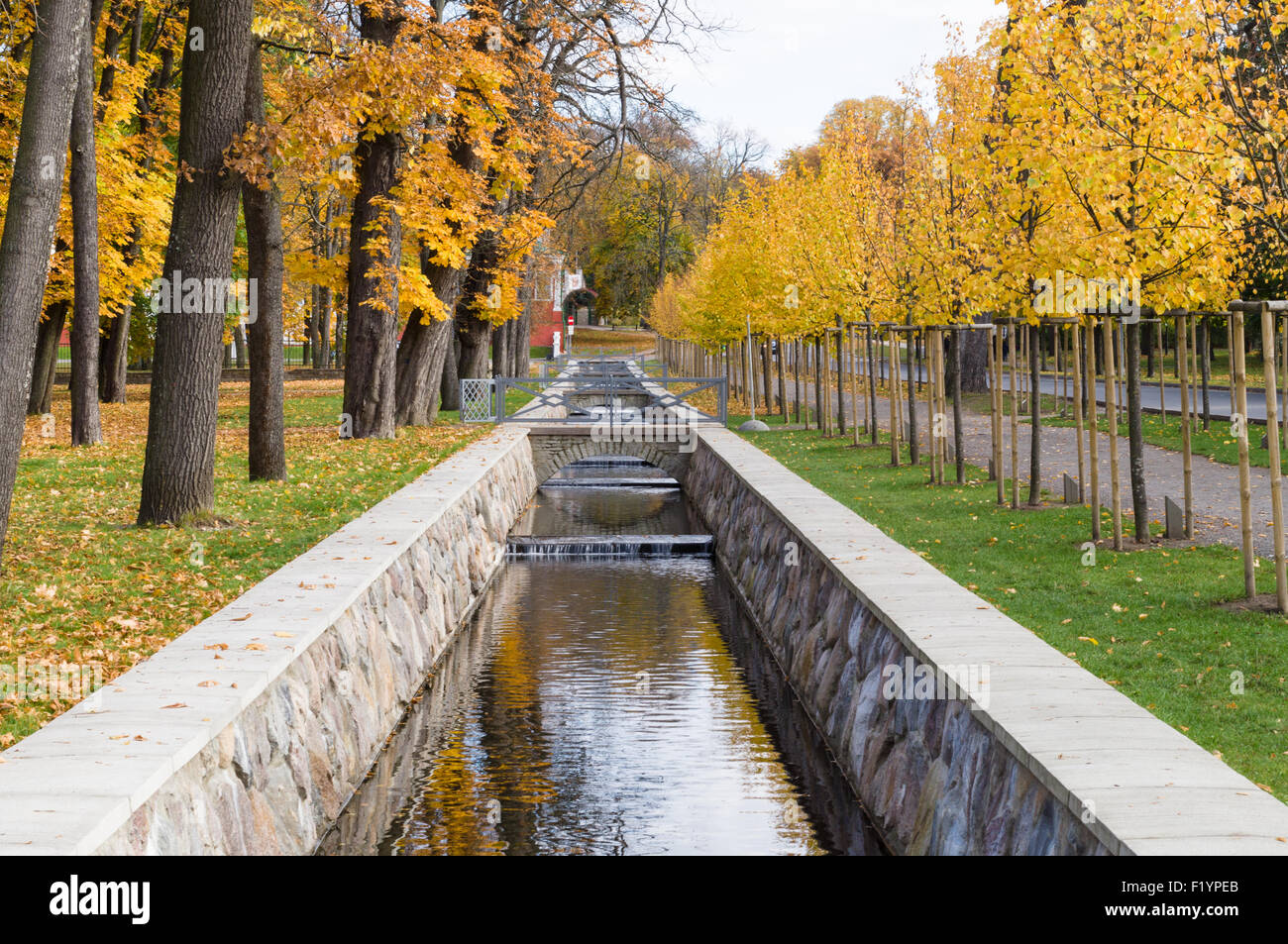 Canal pittoresque dans le parc Kadriorg sur descente, Tallinn, Estonie Banque D'Images