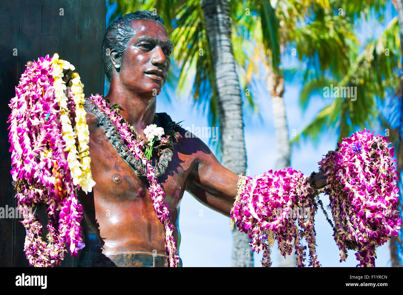 La statue de bronze de Duke Paoa Kahanamoku at Waikiki beach Banque D'Images