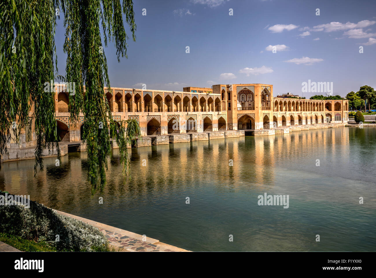 Pont Khaju et rivière Zayandeh, Isfahan, Iran Banque D'Images