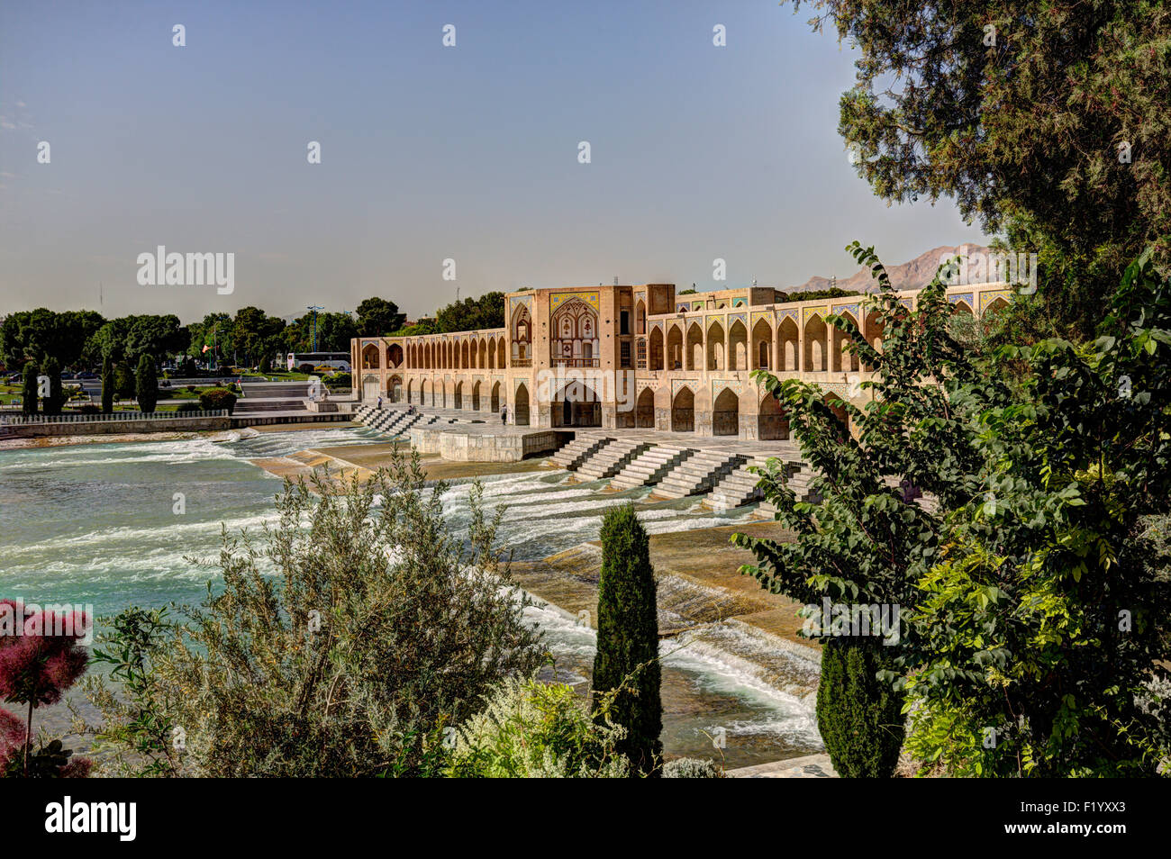 Pont Khaju et rivière Zayandeh, Isfahan, Iran Banque D'Images