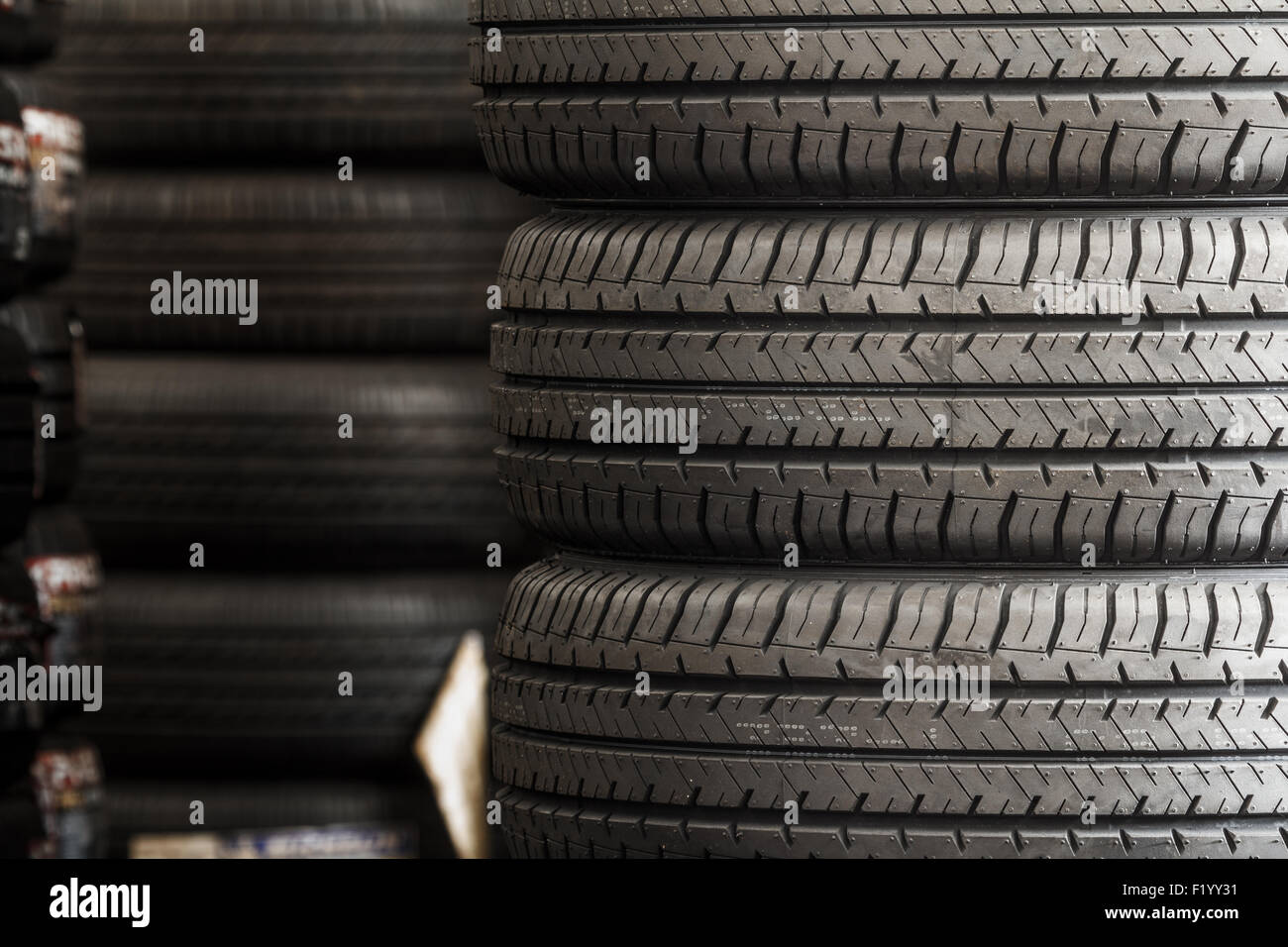 Pile de pneus neuf Banque D'Images