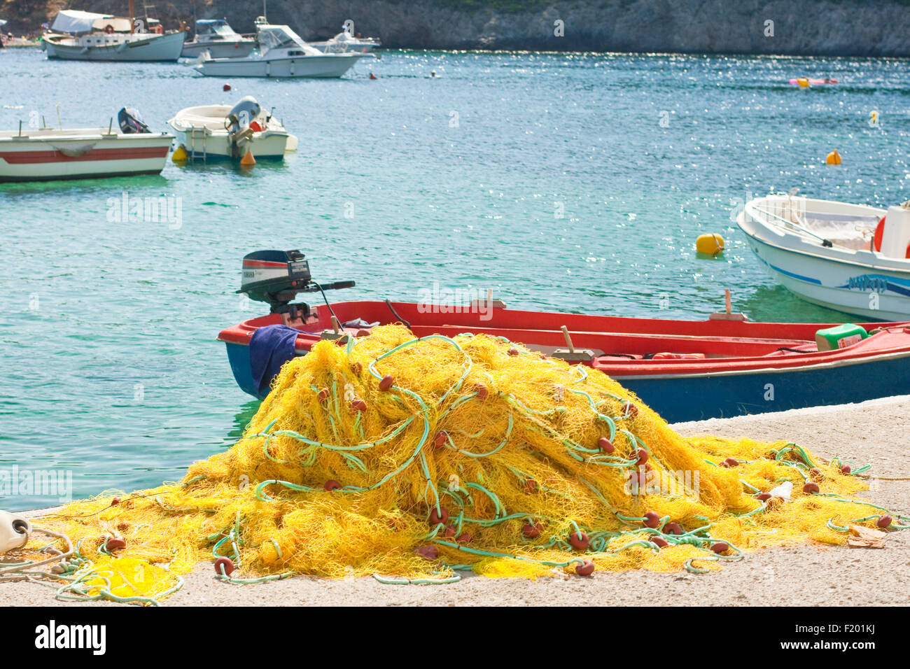 Les filets de pêche et voile jaune Banque D'Images