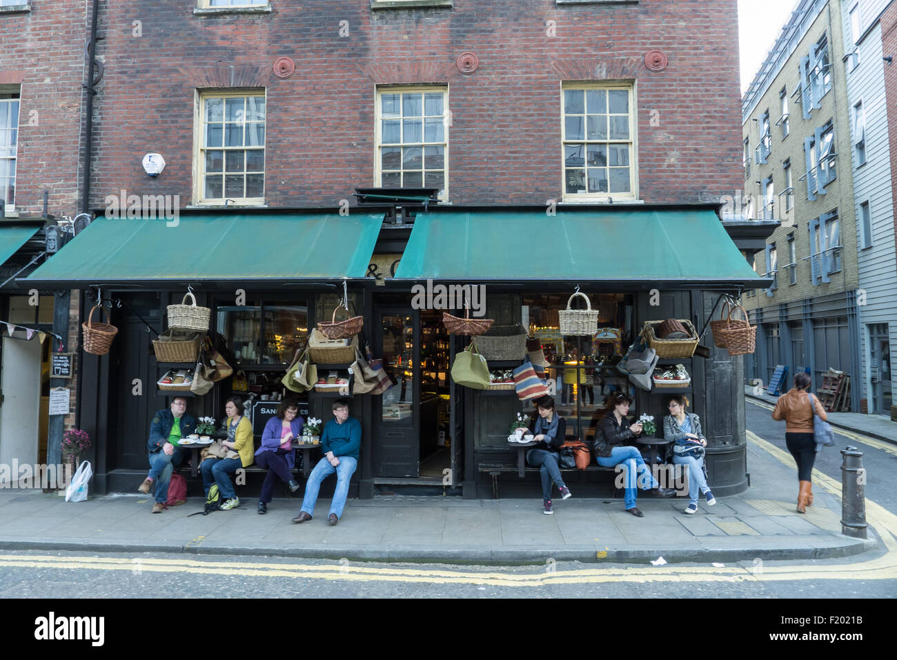 Spitalfields, Londres. Vert & Co Ltd boutique et Café dans une boutique traditionnelle géorgienne dans le passage de l'Artillerie de Conservation Banque D'Images