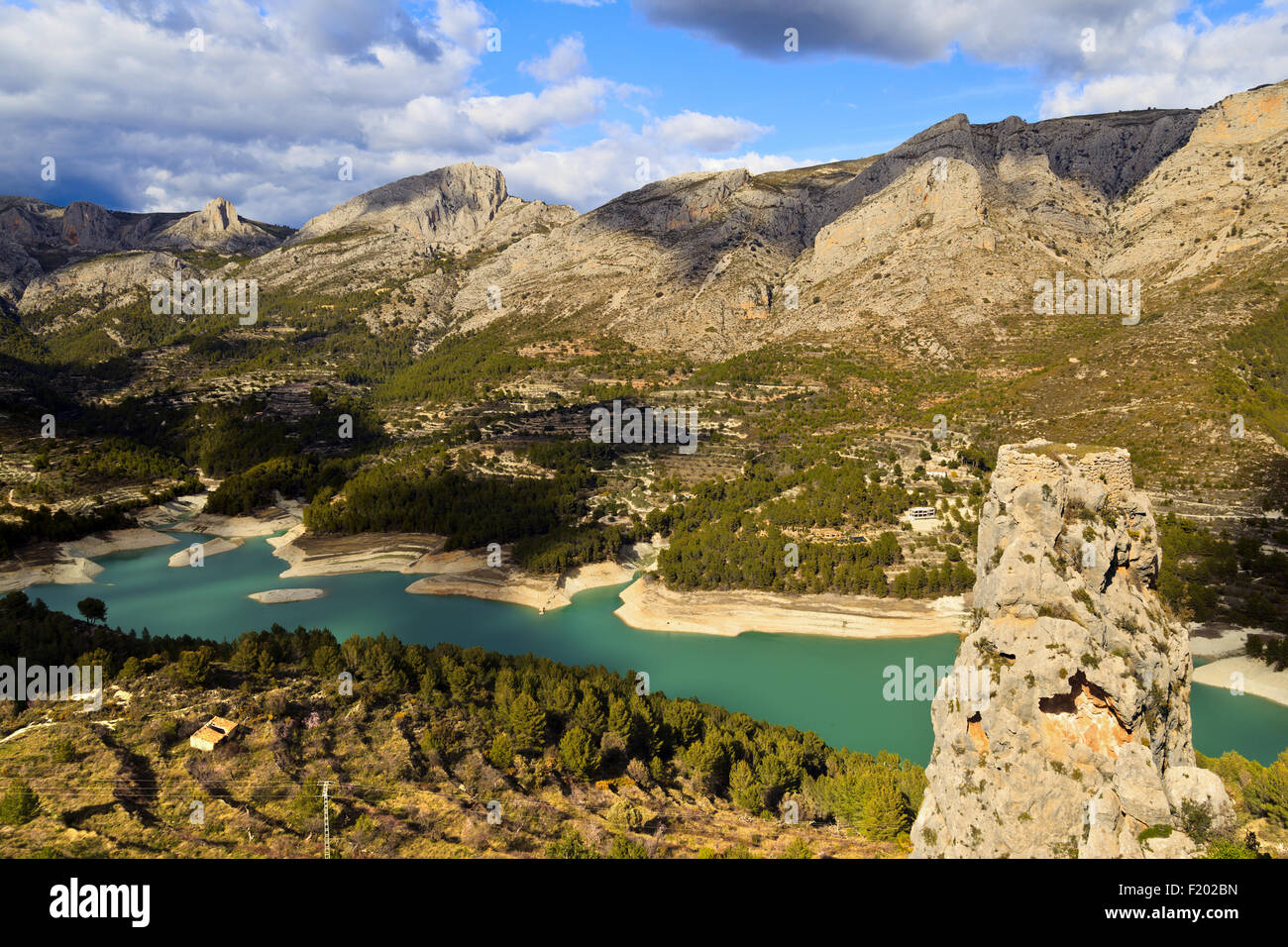 Réservoir de Guadalest et les montagnes de Guardalest Château Banque D'Images