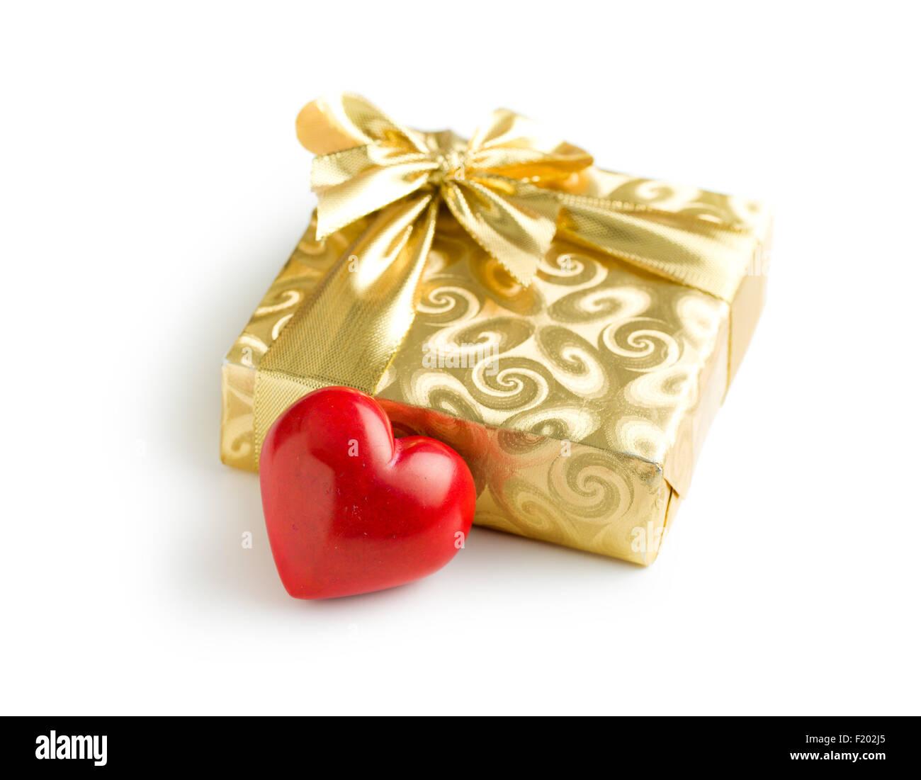 Boîte cadeau or avec cœur rouge sur fond blanc Banque D'Images