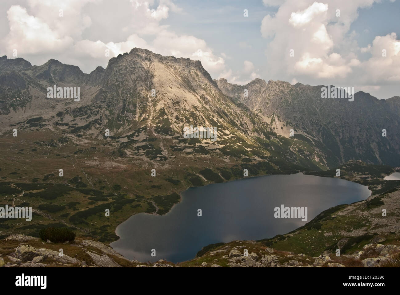 Wielki Staw Polski Pieciu Stawów lac dans Dolina Polskich polonais dans le cadre de montagnes Tatry Banque D'Images