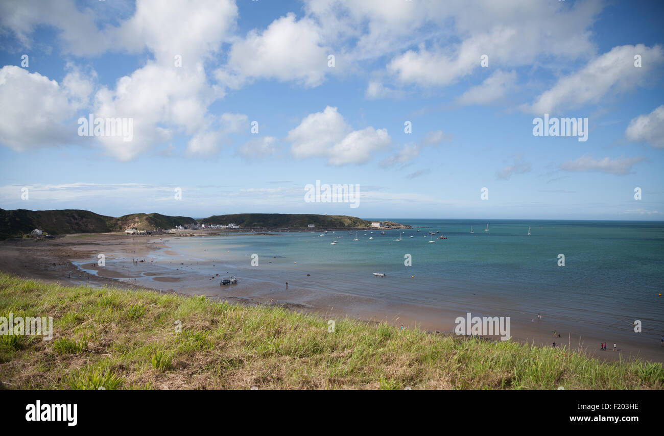 Vue sur la baie à Nefyn Morfa vers l'Ty Coch pub sur la plage, prises à l'été avec les vacanciers, des bateaux et des touristes Banque D'Images
