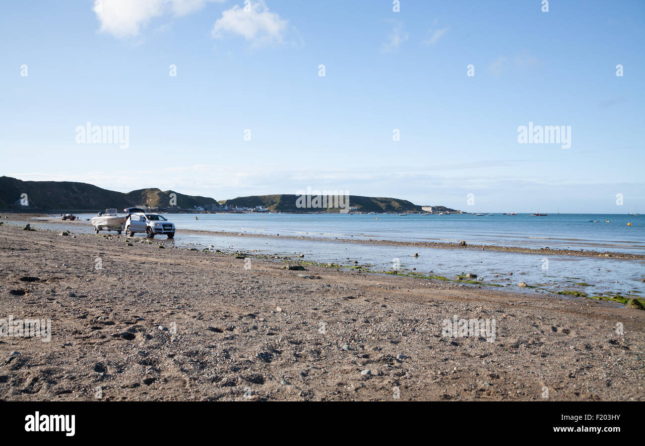 Un bateau de vitesse s chargé sur une remorque attachée à une Audi Q7 4x4 sur la plage de Nefyn Morfa, prises à l'été Banque D'Images