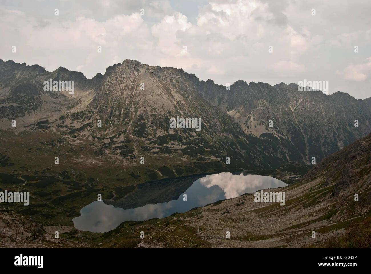 Wielki Staw Polski Pieciu Stawów lac dans Dolina Polskich polonais dans le cadre de montagnes Tatry Banque D'Images