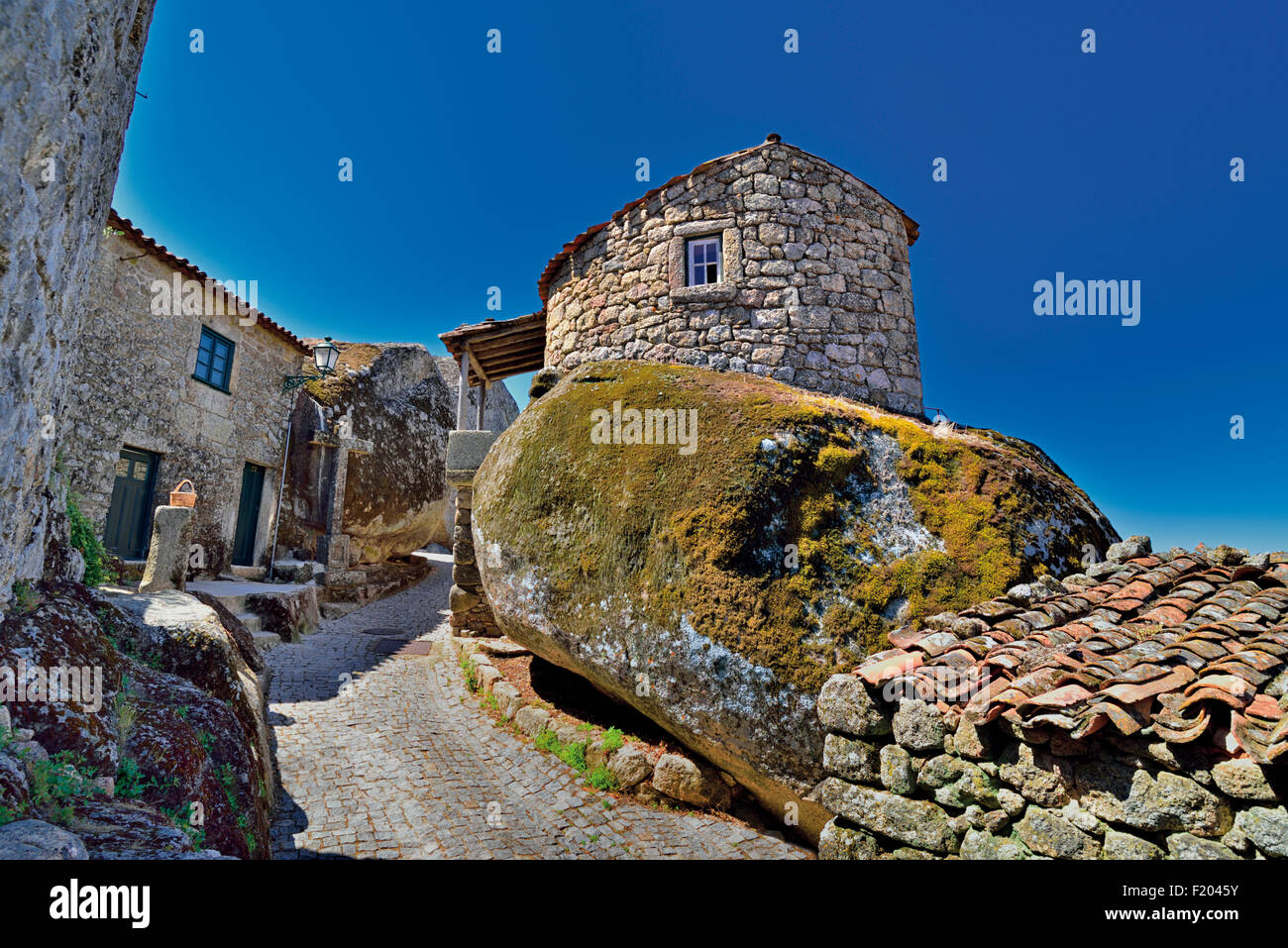 Portugal : allée médiéval en pierre et maisons en village historique Mosanto Banque D'Images