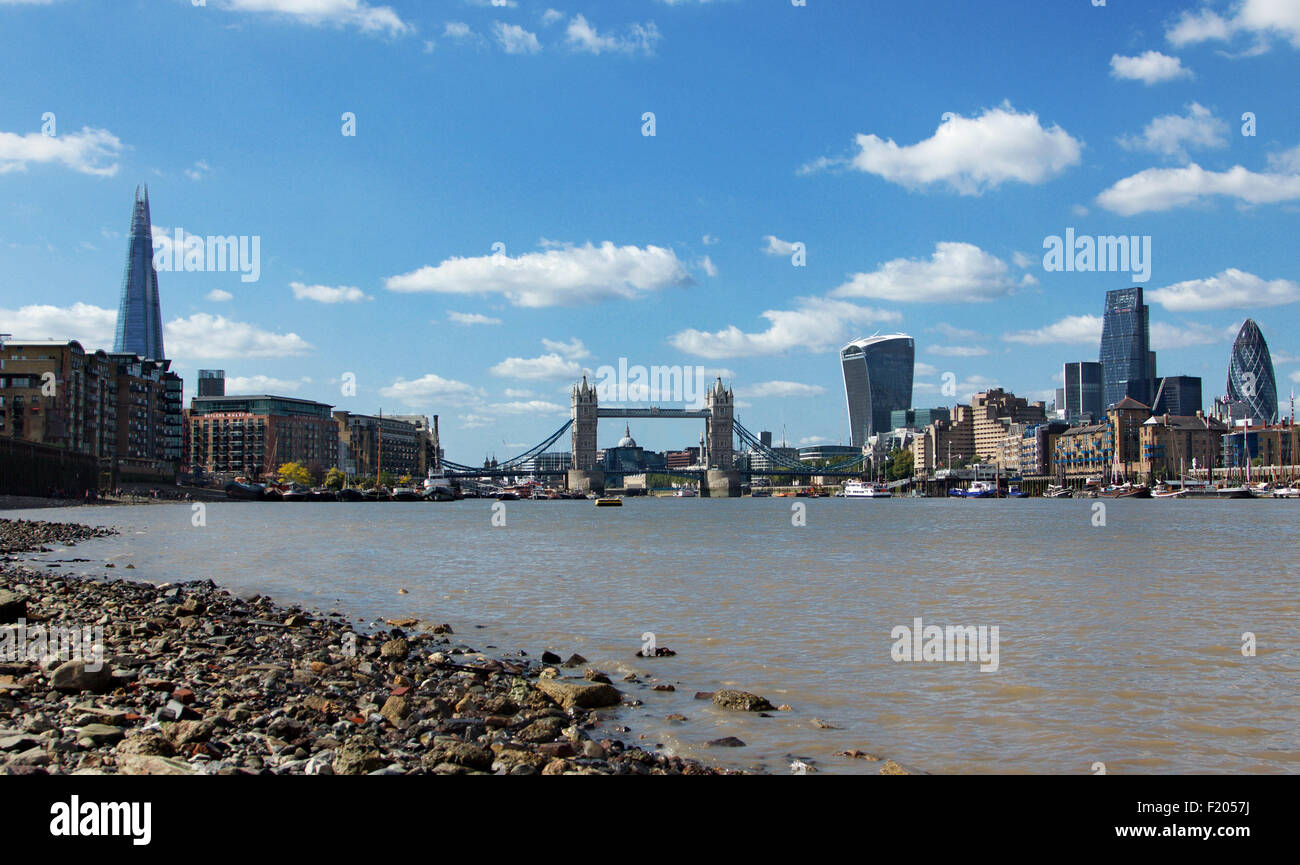 Toits de Londres de la Tamise - le tesson, Tower Bridge, le 'talkie walkie', le 'Cheesegrater' et 'Gherkin' Banque D'Images