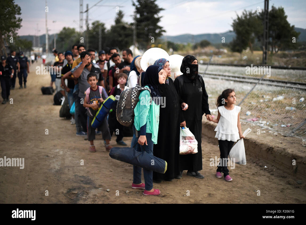 Grèce / Macédoine/Idomeni la frontière, 08 septembre 2015 Gevgelija - des milliers de migrants affluaient sur la frontière entre la Grèce et la Macédoine comme ils ont fait leur chemin vers l'Union européenne après une journée de tensions avec la police. Sous l'œil attentif de la police macédonienne, il traverse la frontière, plusieurs dizaines à la fois. Crédit Crédit : Danilo Balducci/Sintesi/Alamy Live News Banque D'Images