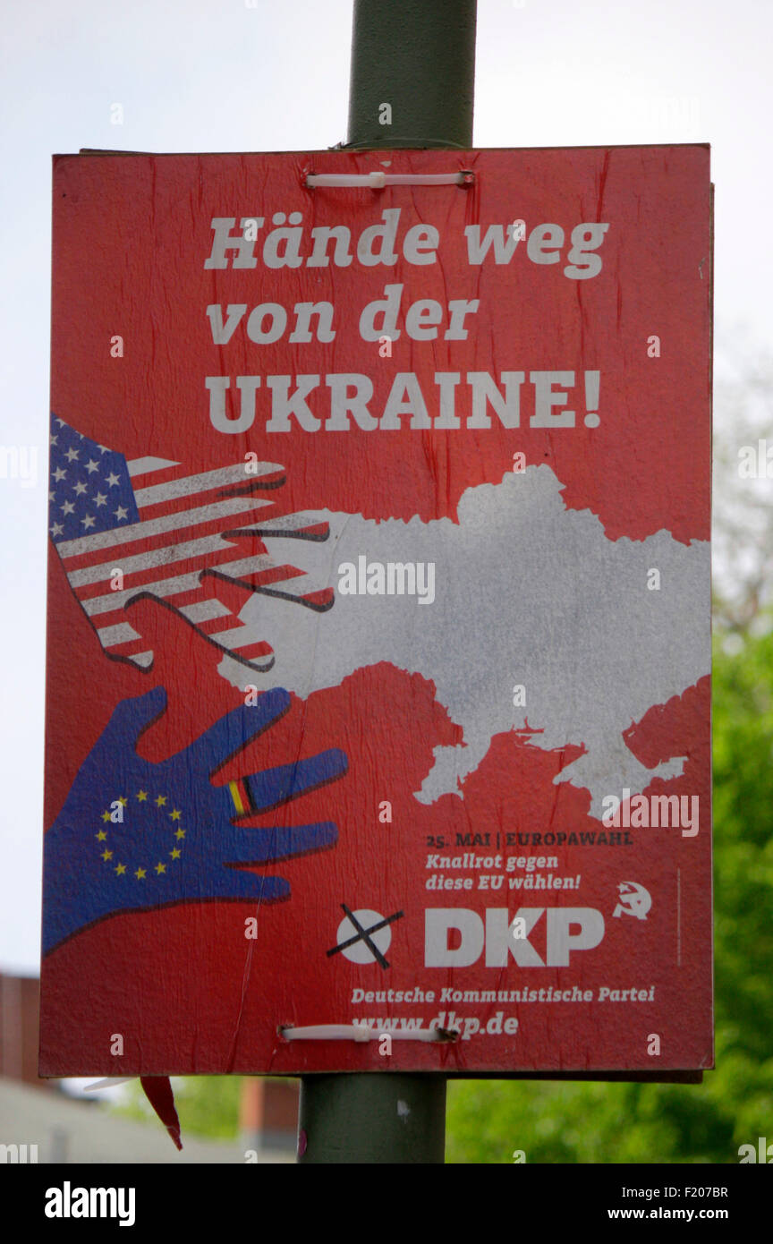 https://c8.alamy.com/compfr/f207br/haende-weg-von-der-ukraine-deutsche-kommunistische-partei-dkp-wahlplakate-zur-europawahl-anstehenden-berlin-f207br.jpg
