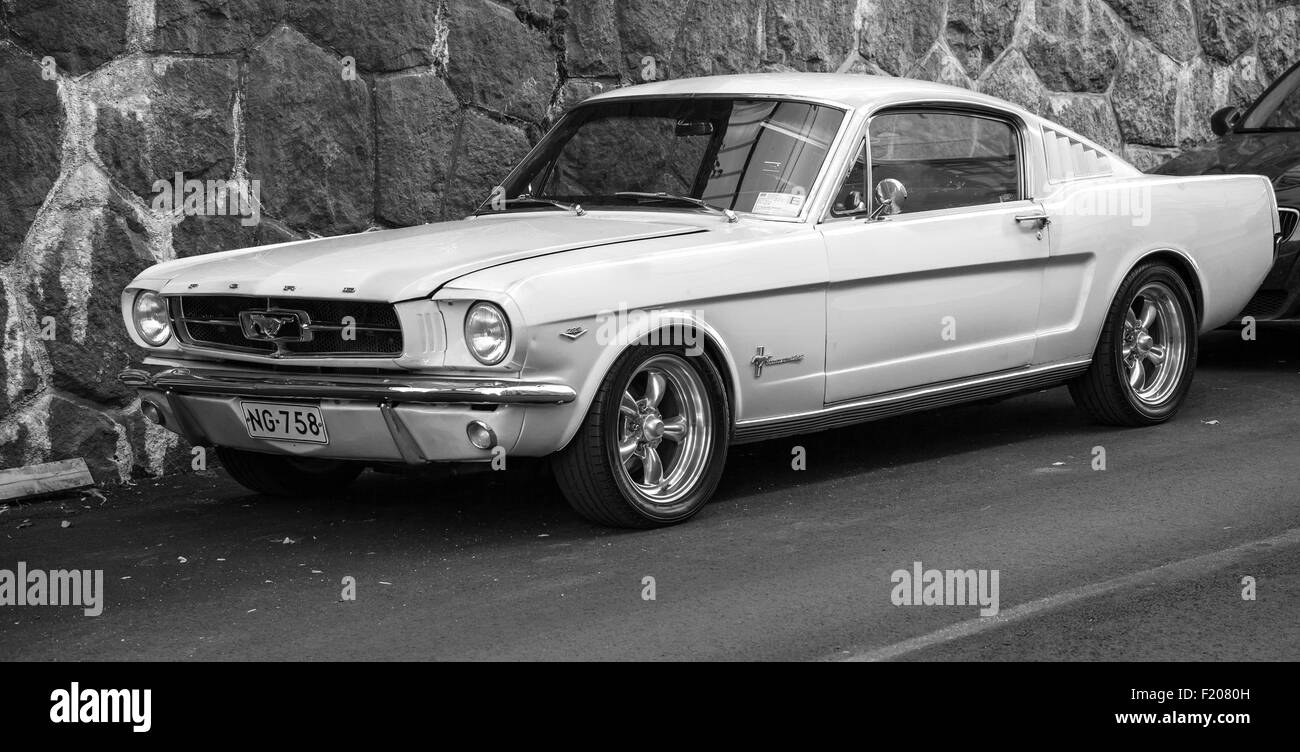 Helsinki, Finlande - le 13 septembre 2014 : Ford Mustang 289 est garée sur un côté de la rue d'Helsinki Banque D'Images