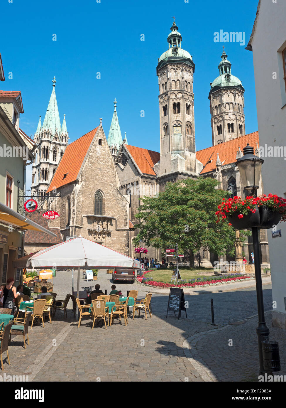 Intérieurs préimprimés Naumburger Dom aus gesehen von der Fußgängerzone Banque D'Images