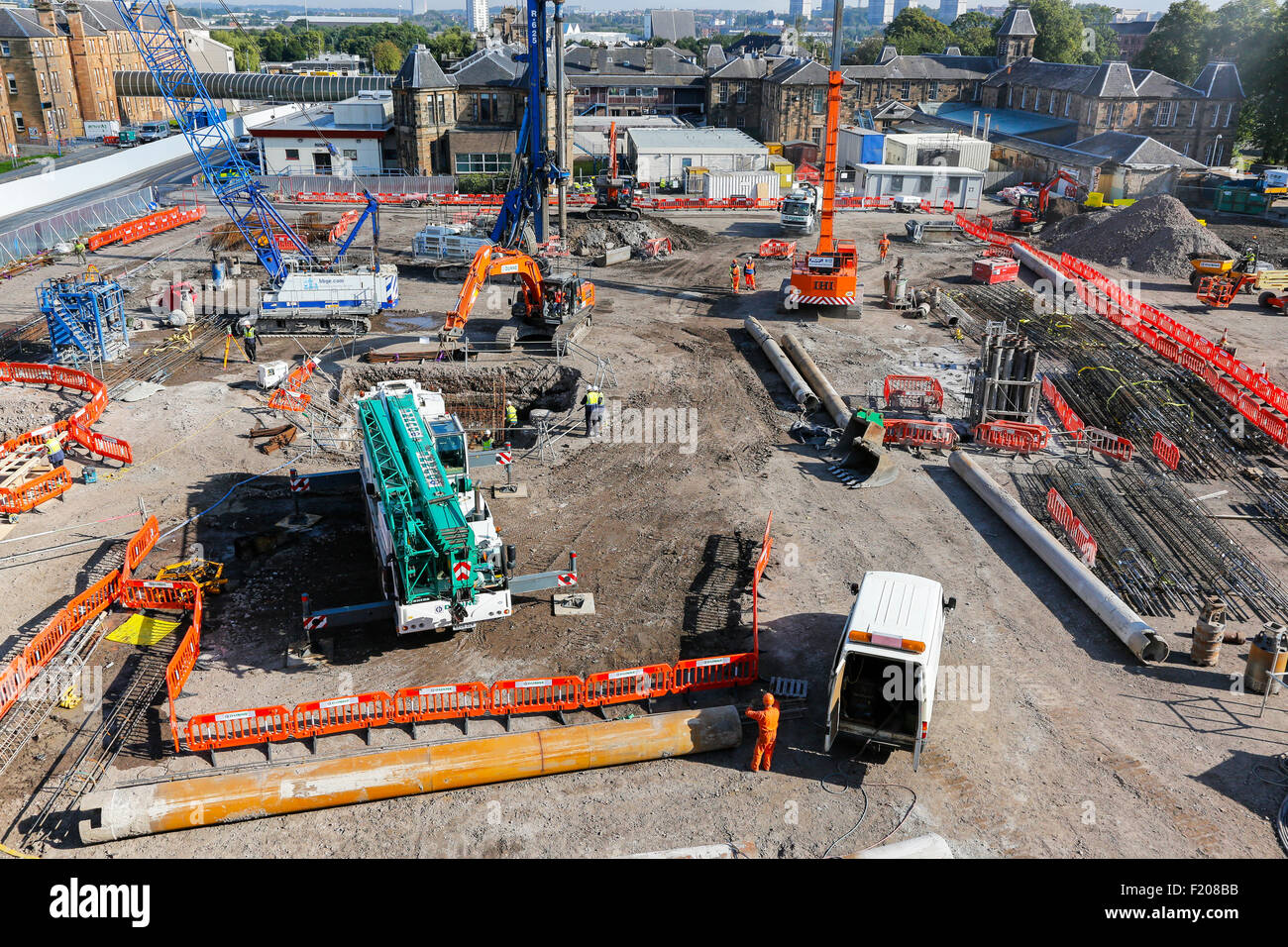Site de construction avec des matériaux de construction et des véhicules, Glasgow, Écosse, Royaume-Uni Banque D'Images