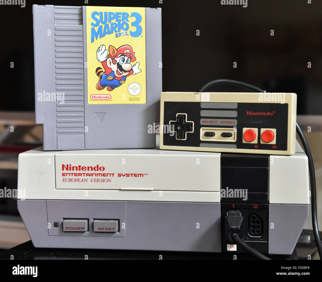 Berlin, Allemagne. Sep 8, 2015. Un 'Super Mario 3' jeu est sur le dessus d'une console de jeux NES des années 80, à Berlin, Allemagne, le 8 septembre 2015. Photo : Bernd Settnik/dpa/Alamy Live News Banque D'Images