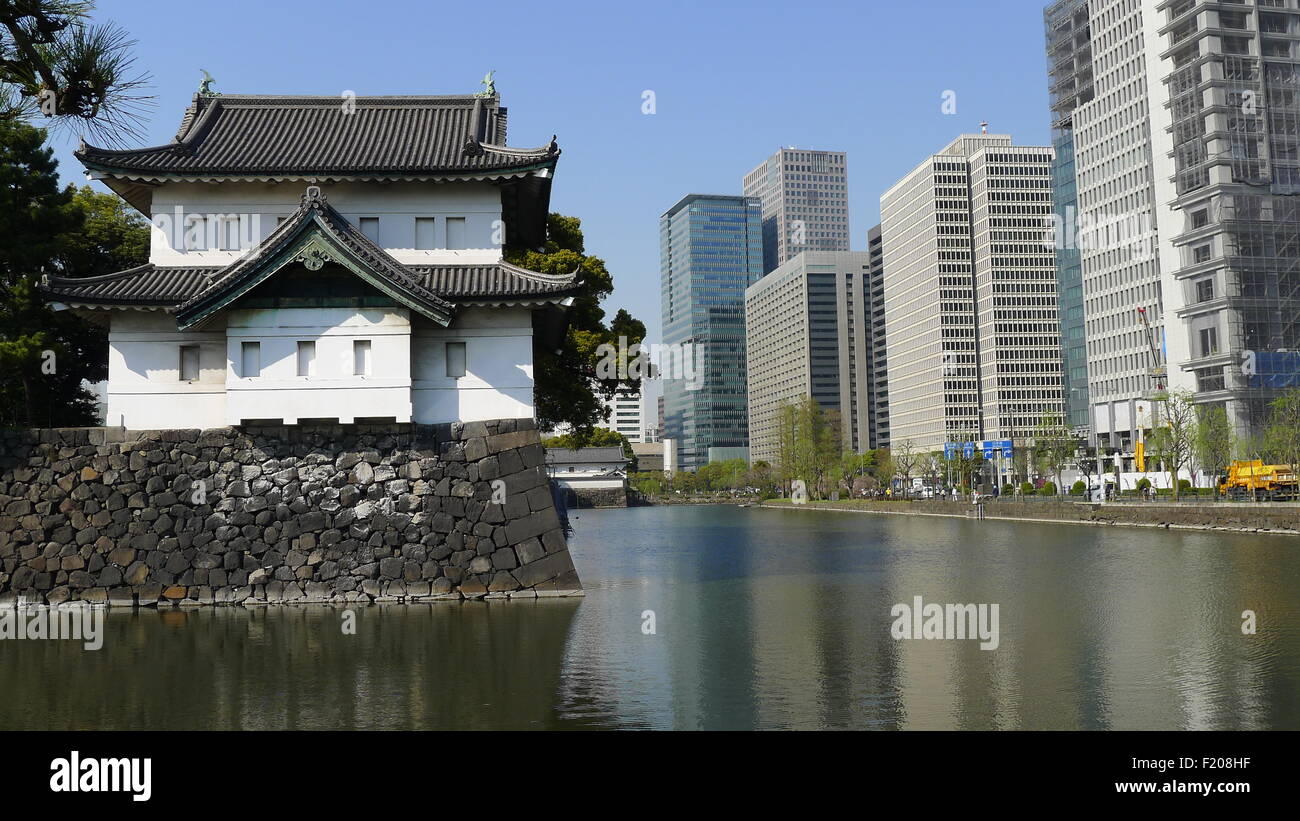 Château d'Edo Tokyo moderne et les immeubles de grande hauteur Banque D'Images
