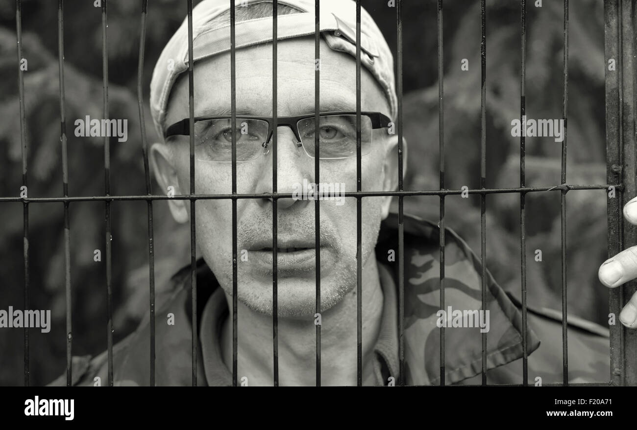 Barres mains homme prison Banque de photographies et d’images à haute résolution Alamy