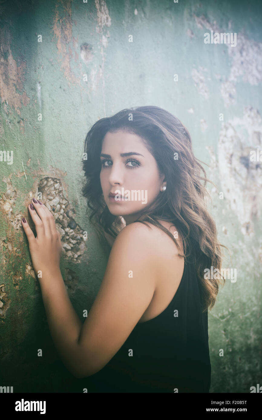 Peur femme appuyée contre le mur Banque D'Images