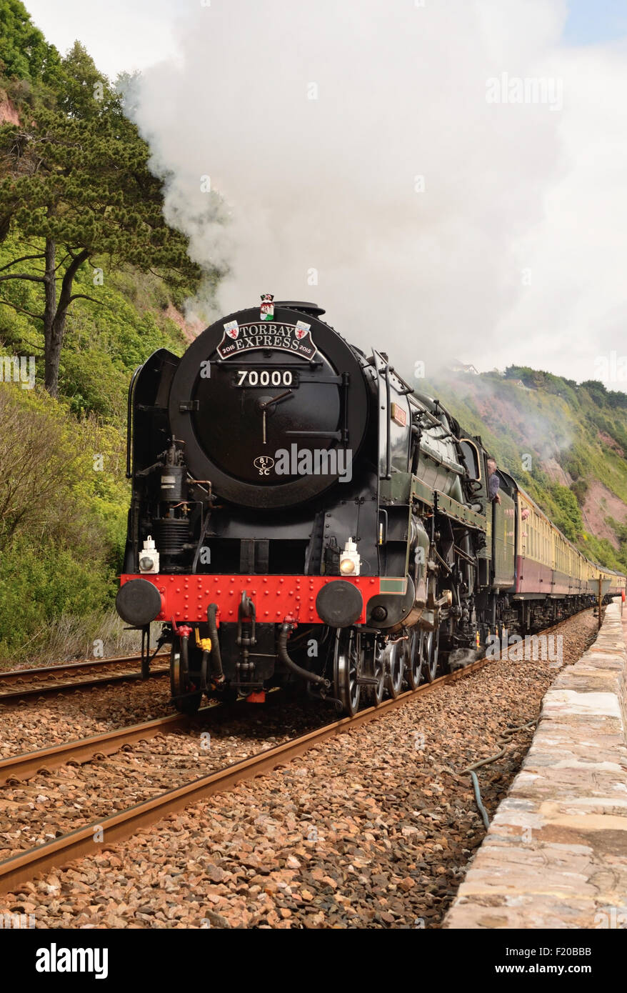 BR 70000 Pacific Standard Pas de 'Britannia', le transport express de Torbay à côté de la digue, en route vers Kingswear. Banque D'Images