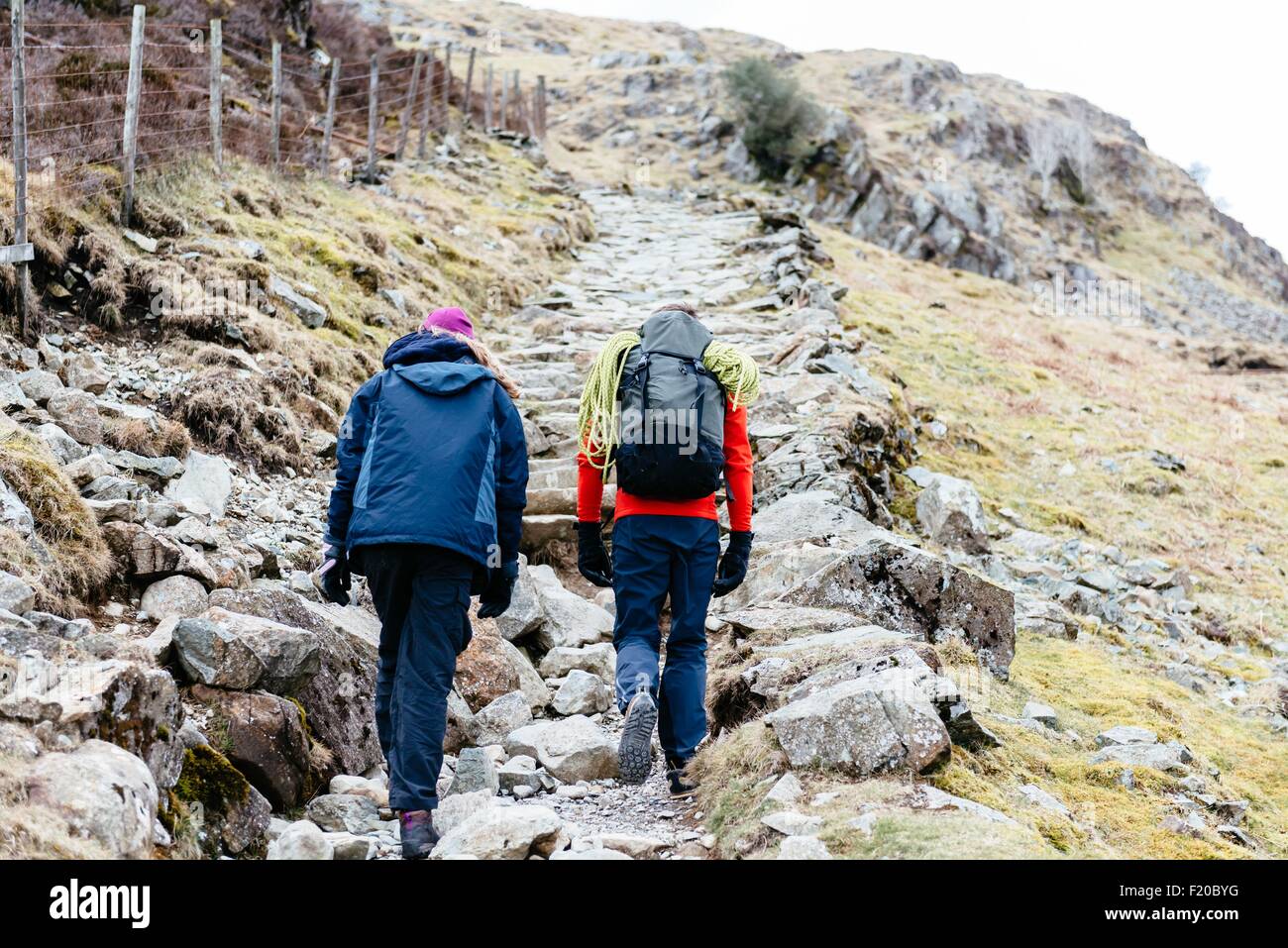 Jeune couple randonnées, vue arrière, Honister Mine d'Ardoise, Keswick, Lake District, Cumbria, Royaume-Uni Banque D'Images